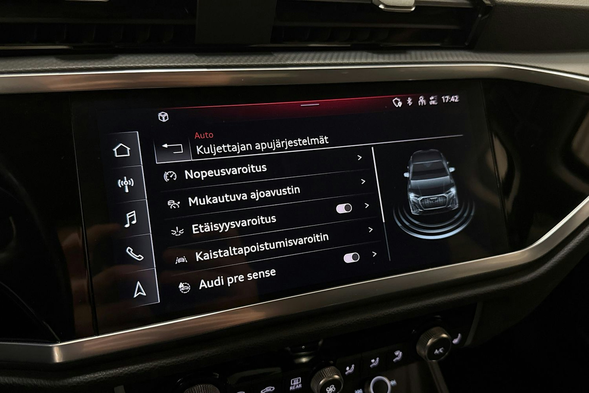 valkoinen Audi Q3 2023 kuva 27.