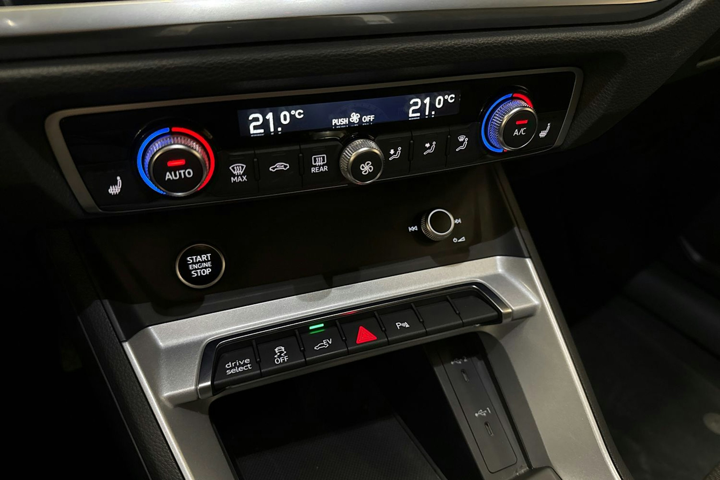 valkoinen Audi Q3 2023 kuva 29.