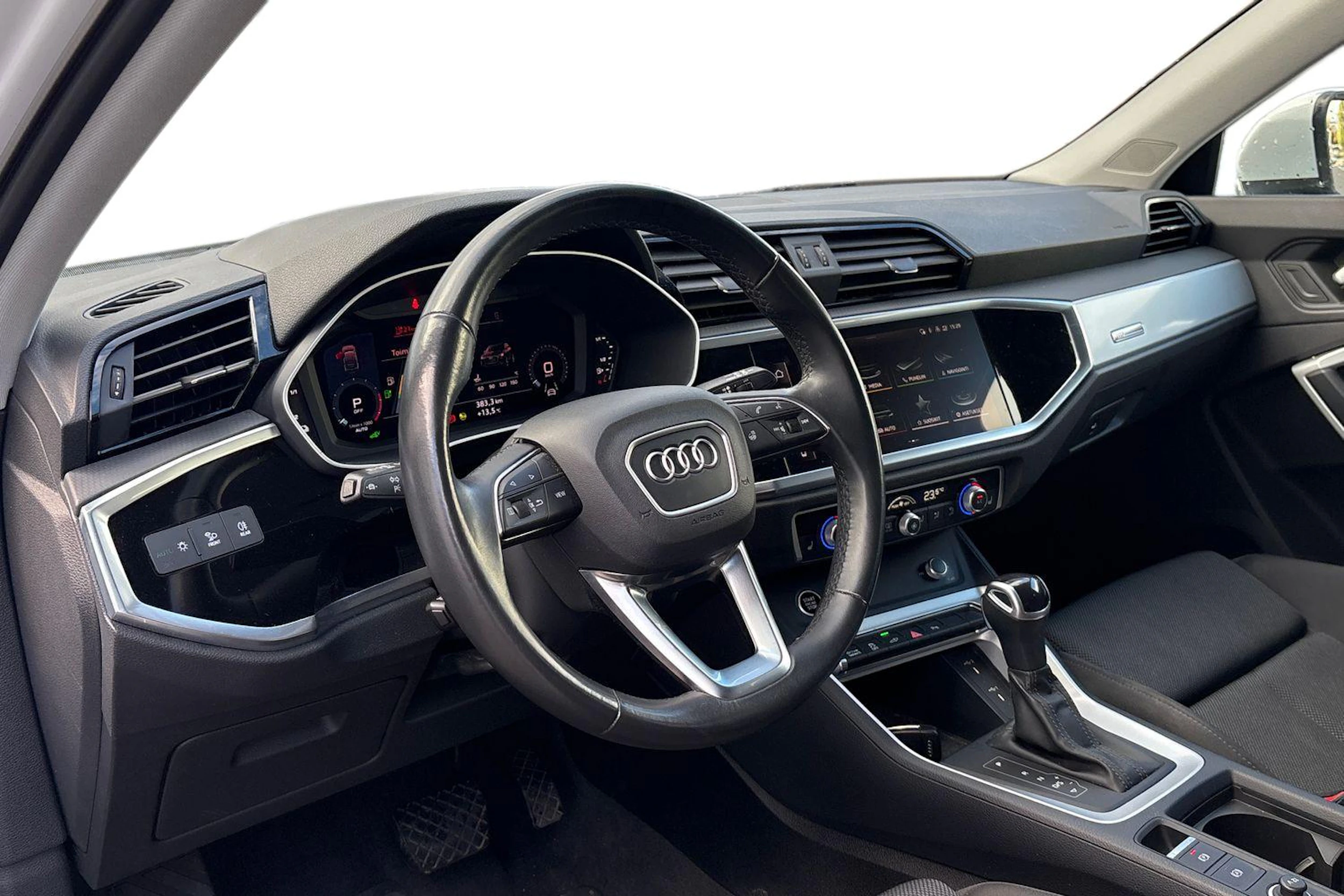 Valkoinen Audi Q3 2023 kuva 3.