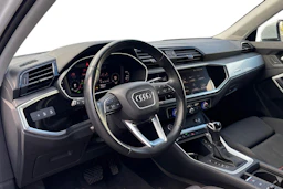 Valkoinen Audi Q3 2023 kuva 3.