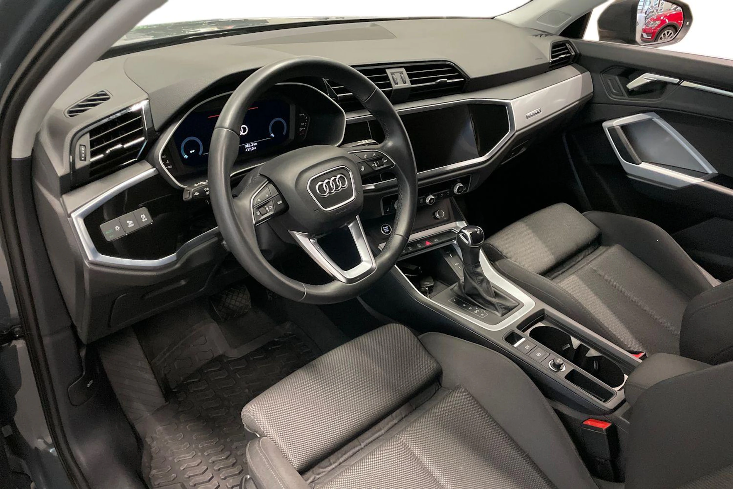 Harmaa Audi Q3 2023 kuva 6.