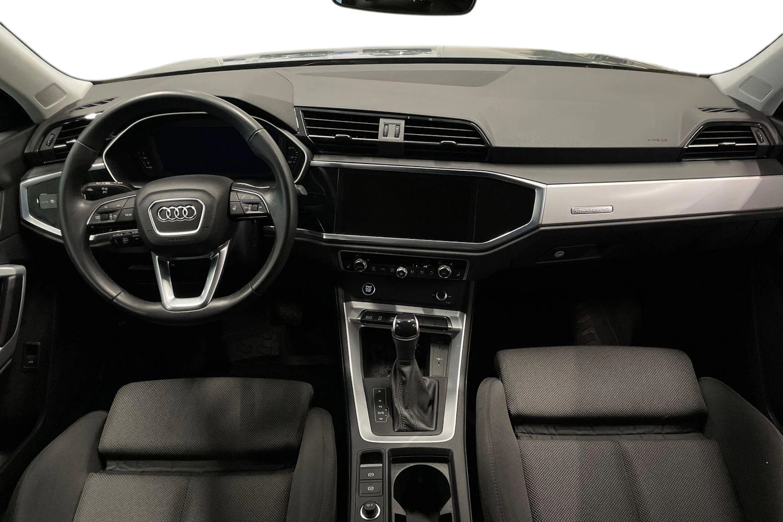 Harmaa Audi Q3 2023 kuva 7.