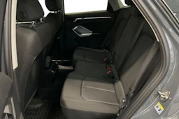 Harmaa Audi Q3 2023 kuva 8.