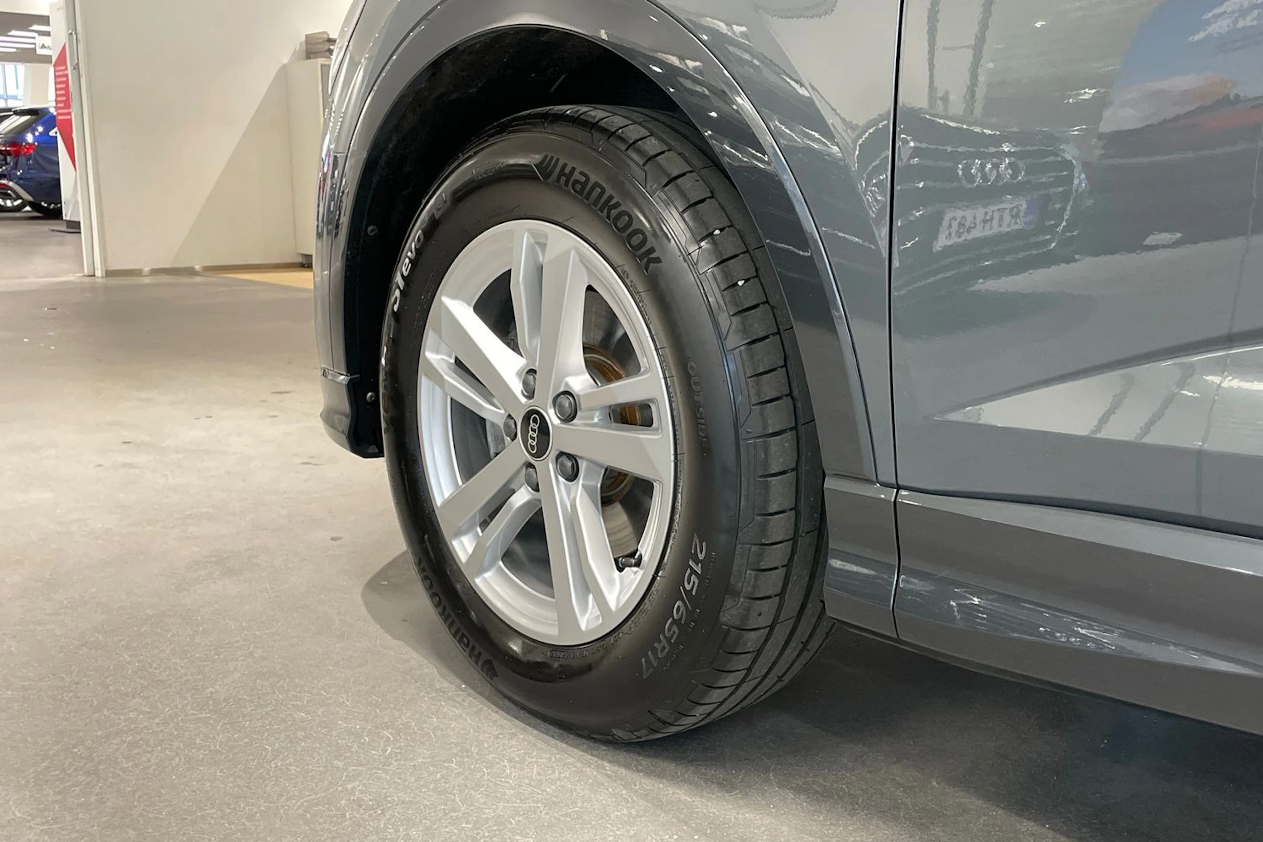 Harmaa Audi Q3 2023 kuva 10.
