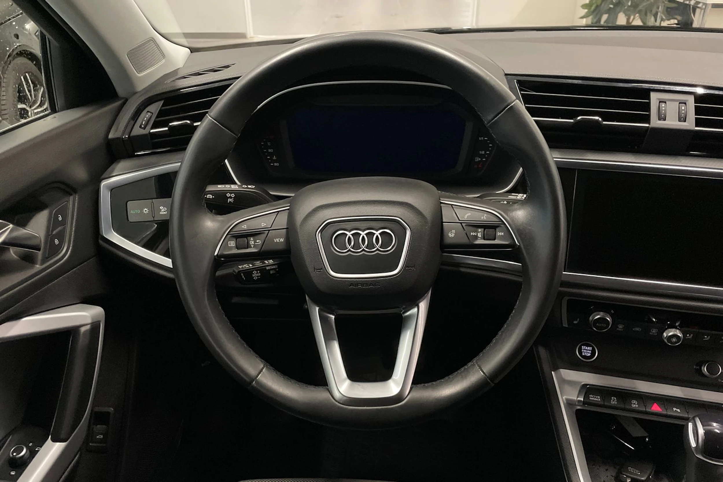 Harmaa Audi Q3 2023 kuva 12.