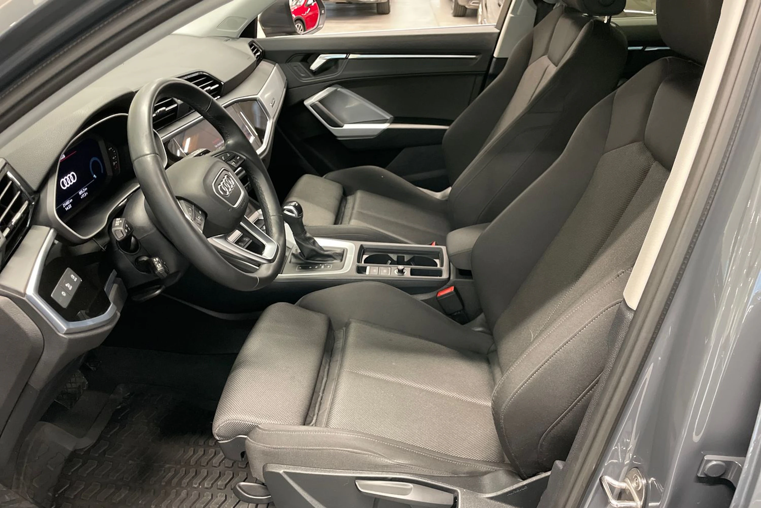 Harmaa Audi Q3 2023 kuva 13.