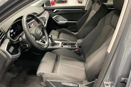 Harmaa Audi Q3 2023 kuva 13.