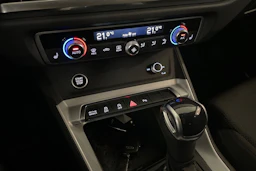 Harmaa Audi Q3 2023 kuva 16.