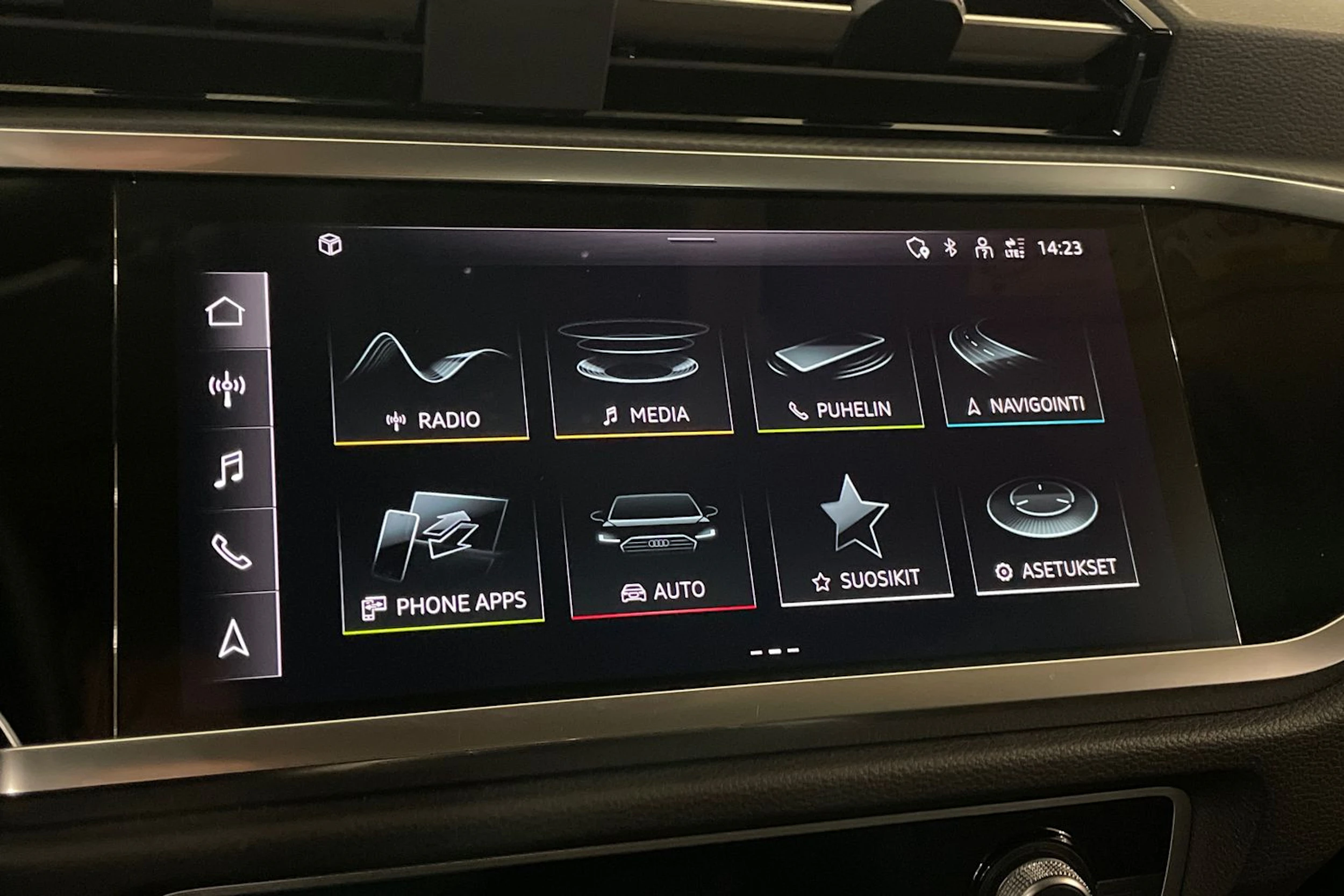 Harmaa Audi Q3 2023 kuva 19.