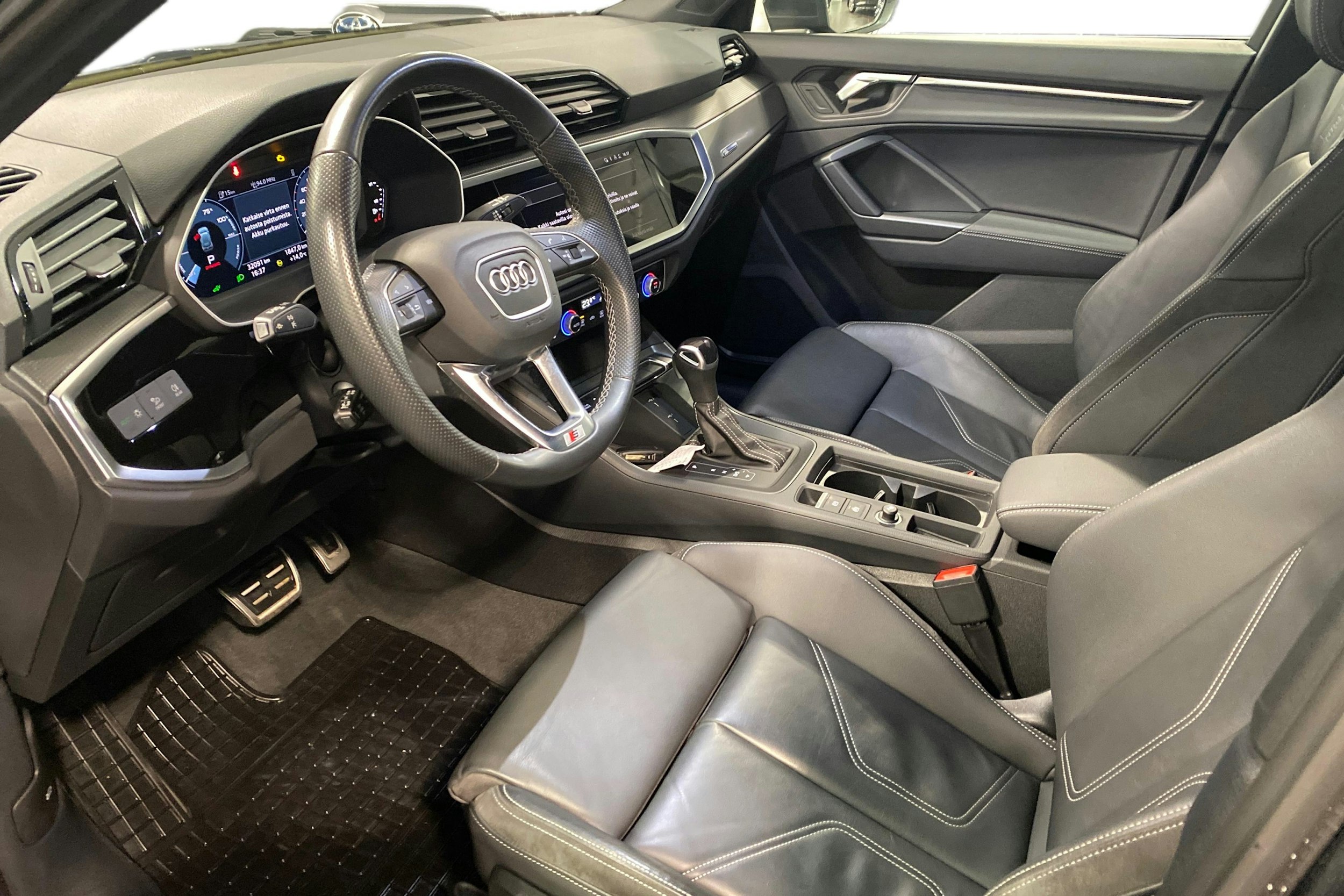 Harmaa Audi Q3 2023 kuva 6.