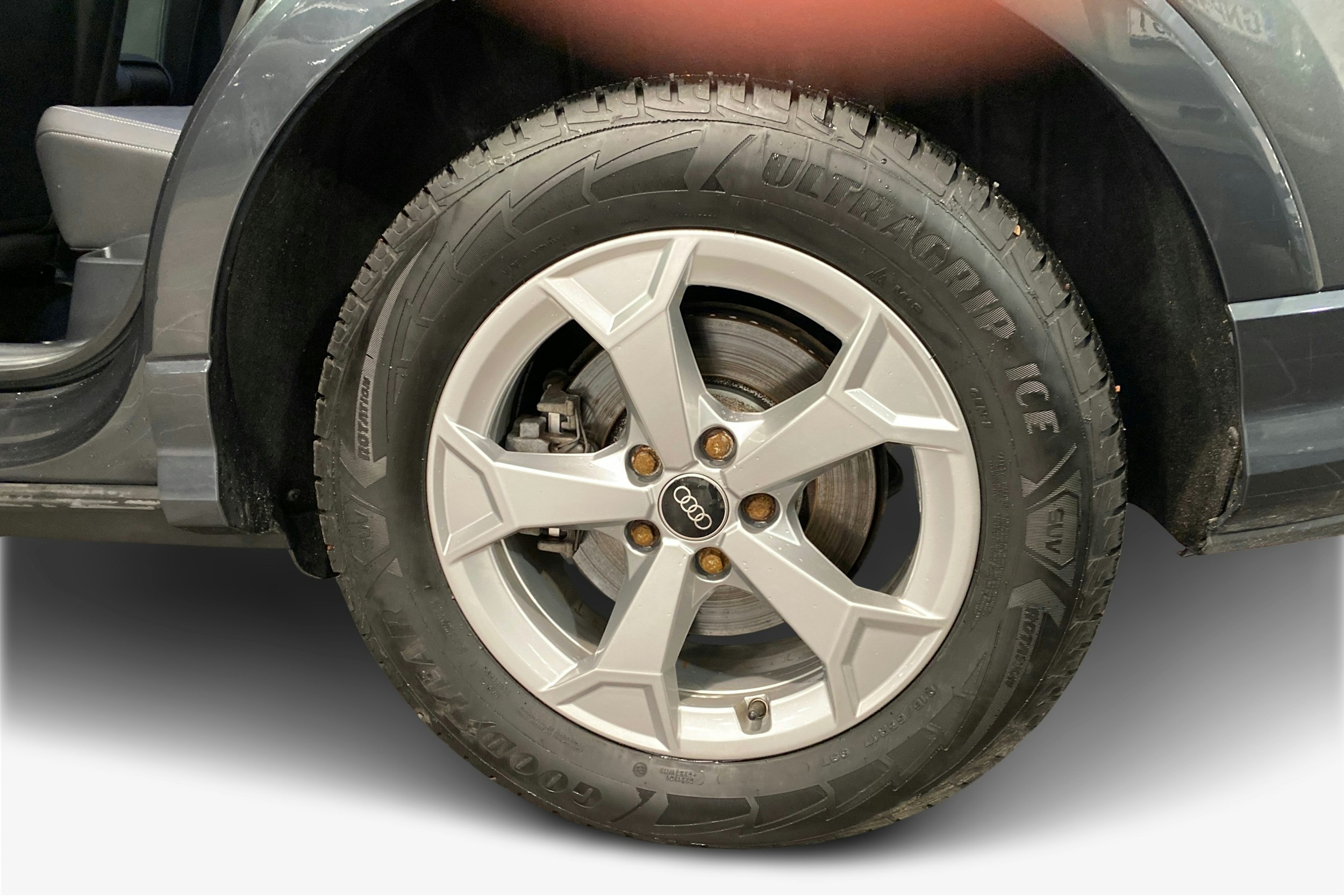 Harmaa Audi Q3 2023 kuva 9.