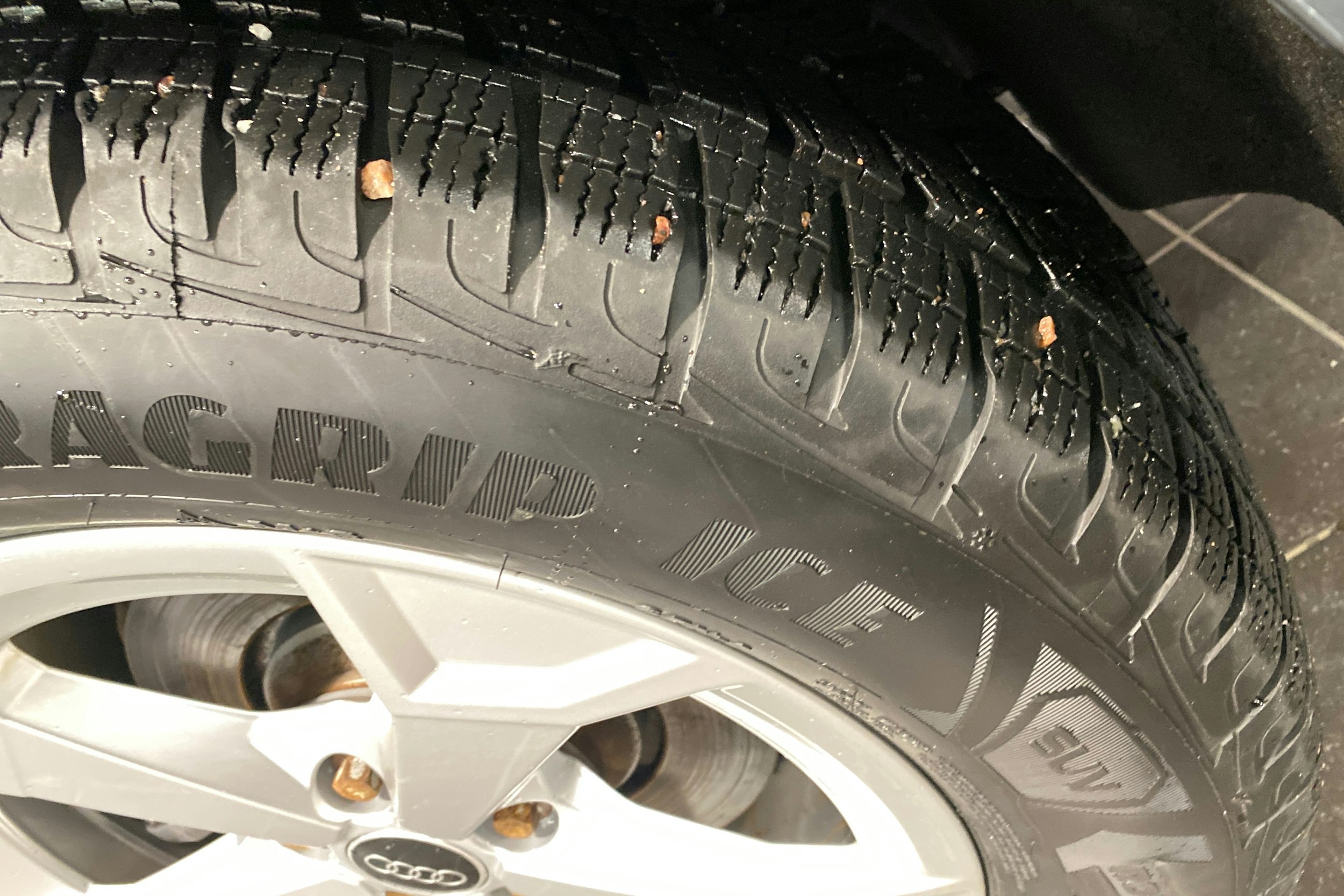 Harmaa Audi Q3 2023 kuva 10.