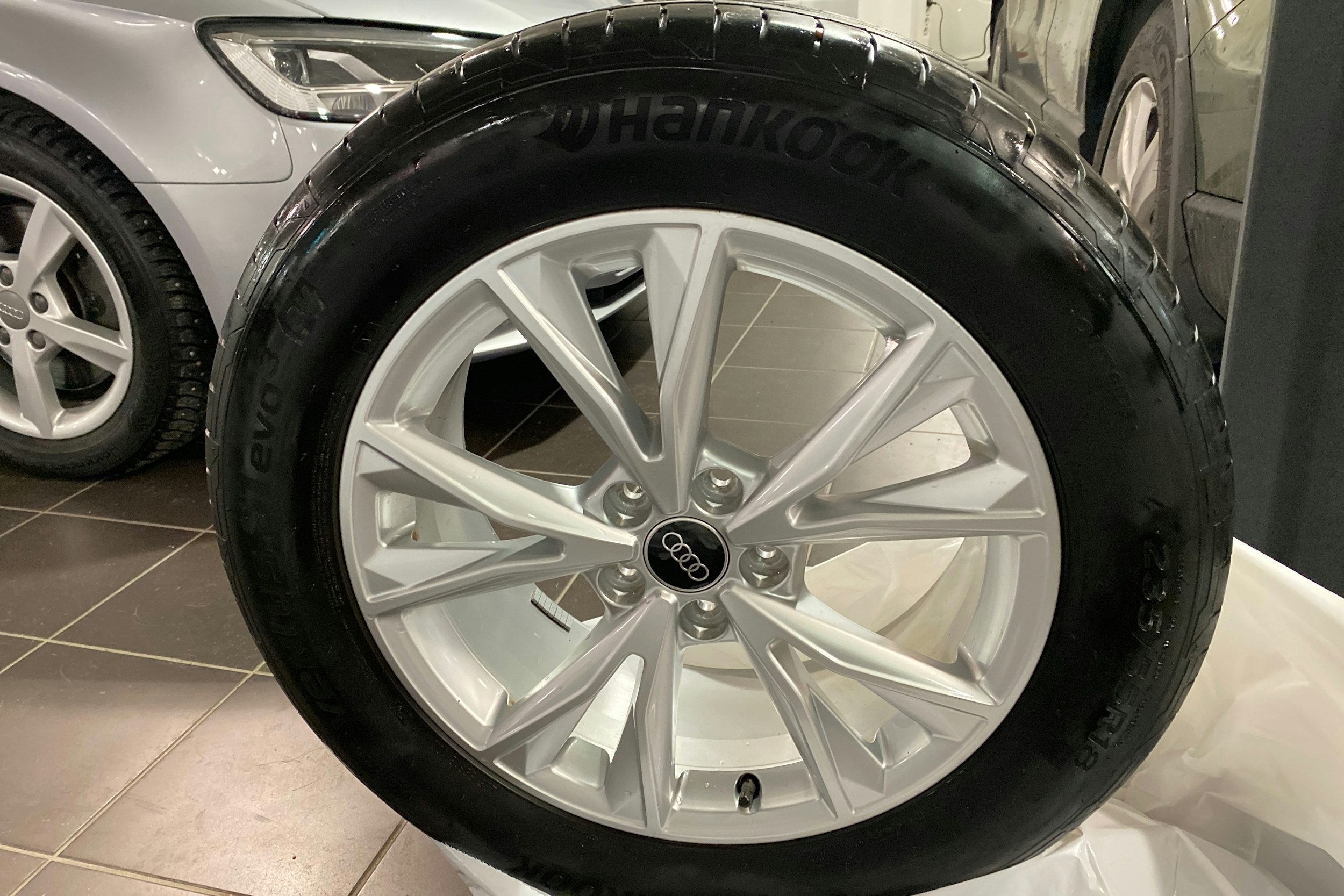 Harmaa Audi Q3 2023 kuva 11.