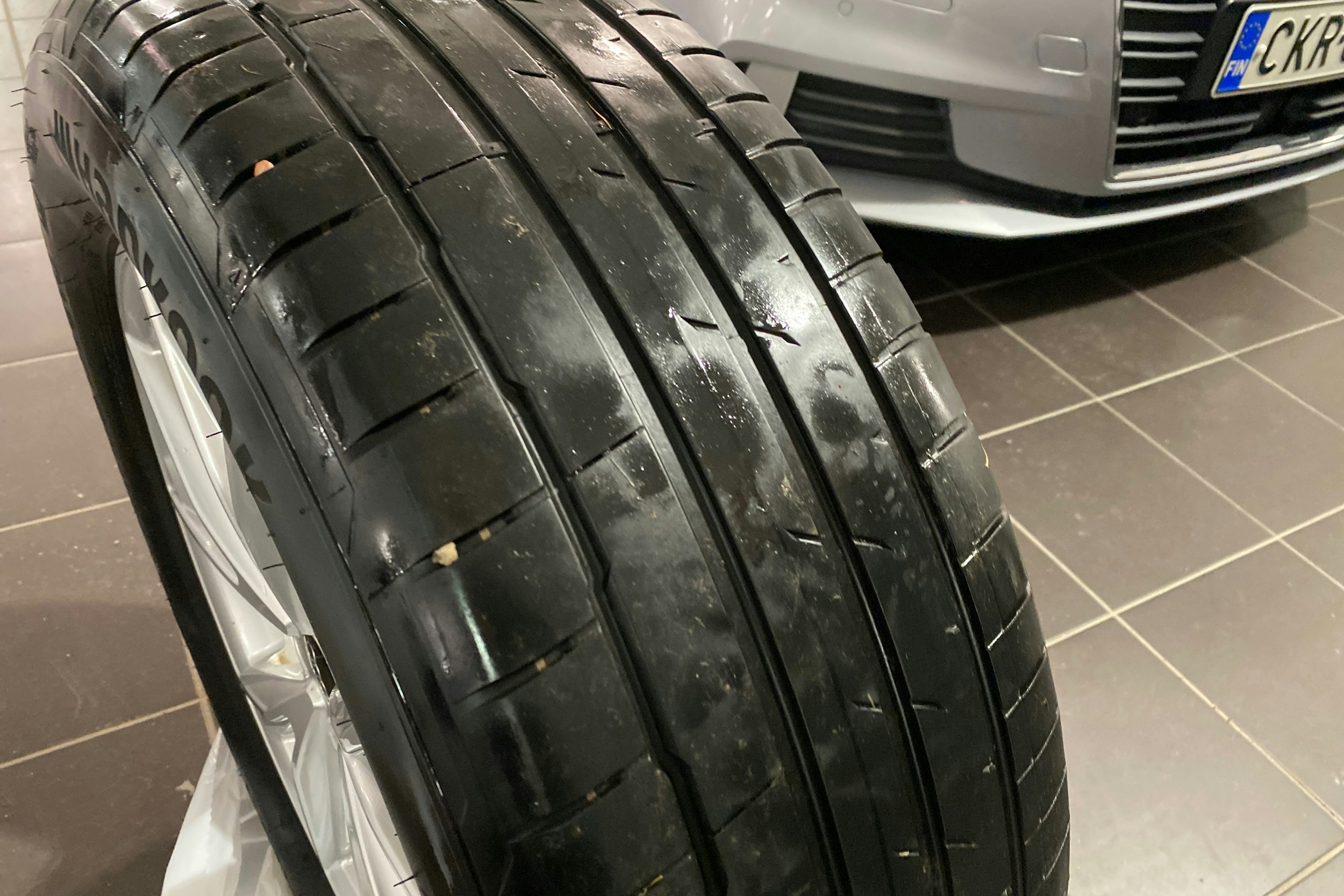 Harmaa Audi Q3 2023 kuva 12.