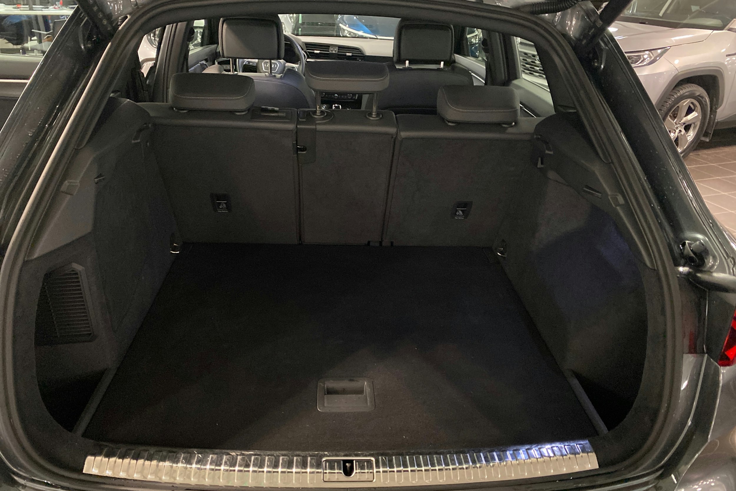 Harmaa Audi Q3 2023 kuva 13.