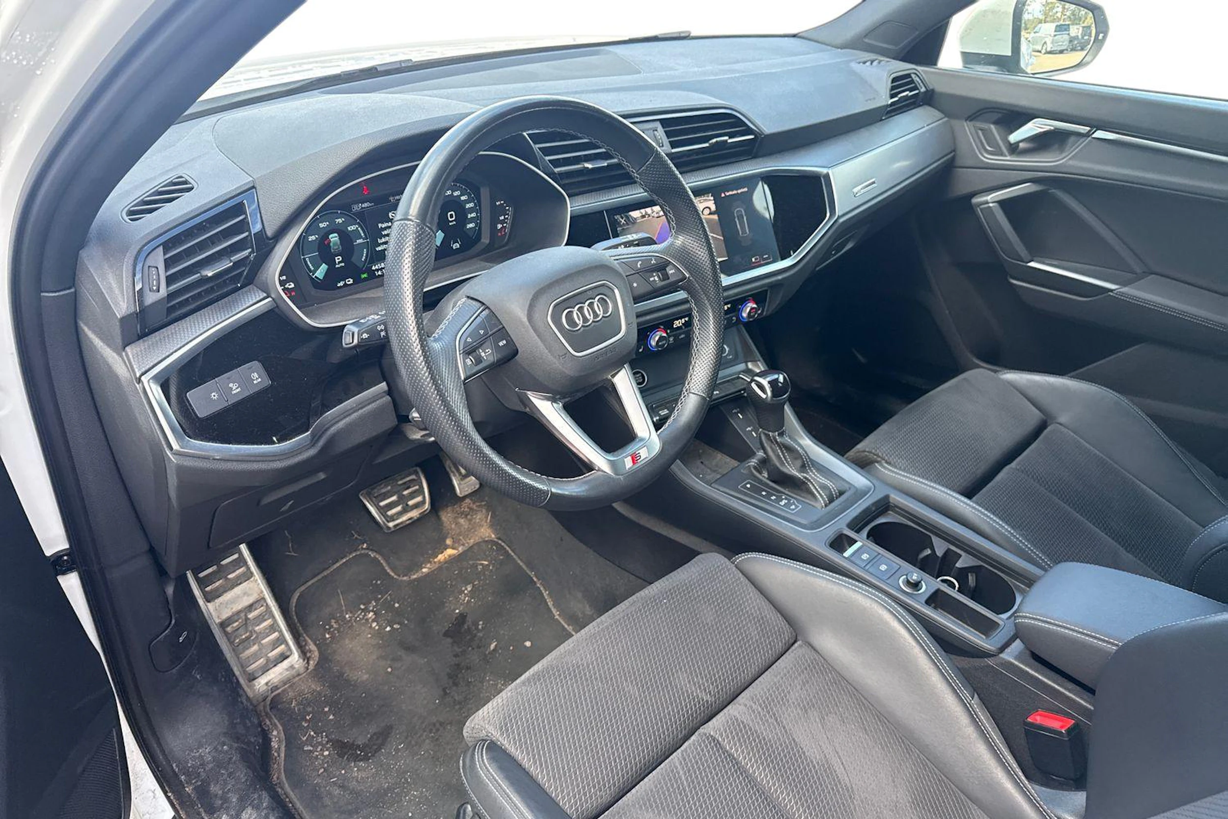 valkoinen Audi Q3 2023 kuva 3.
