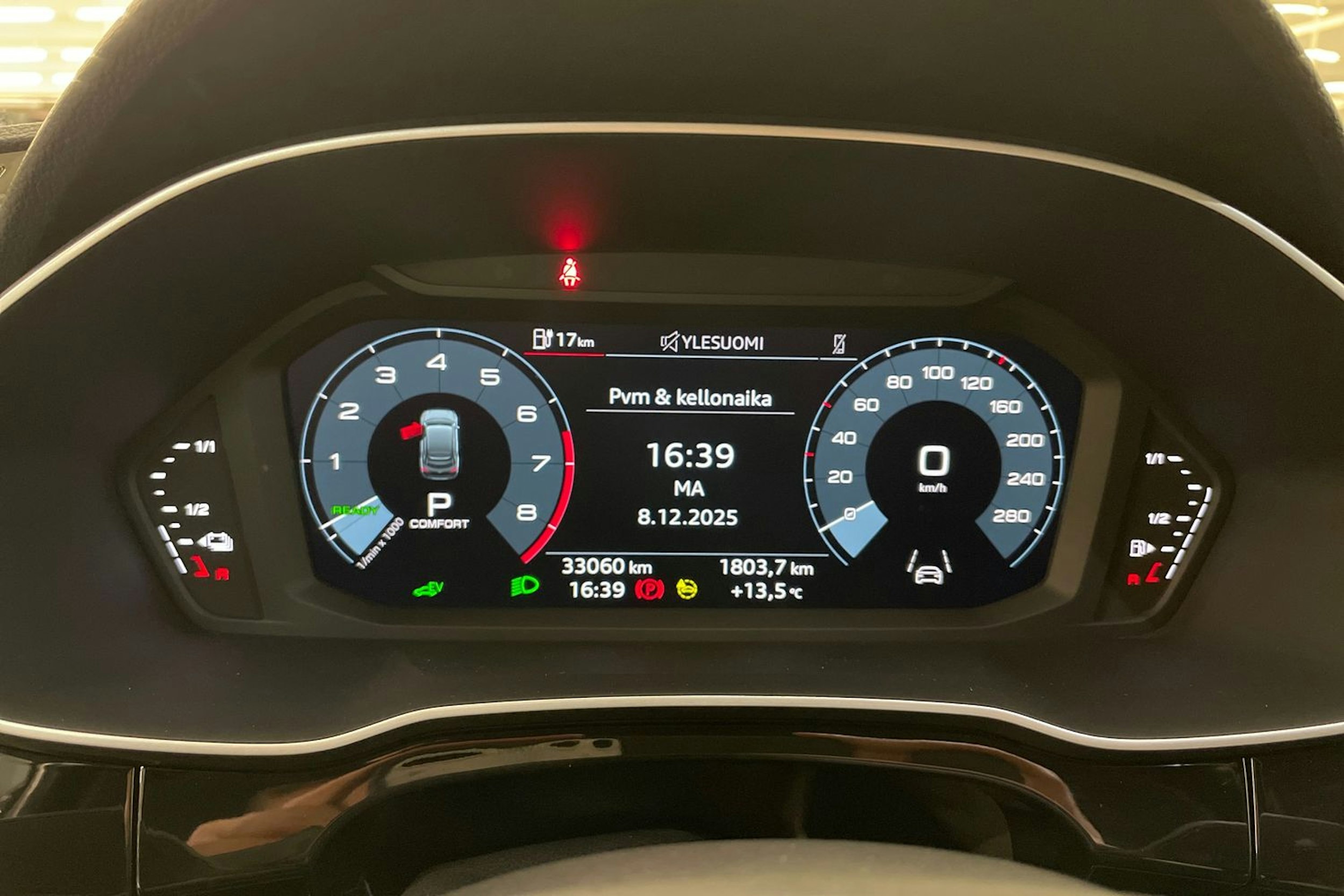 sininen Audi Q3 2023 kuva 16.