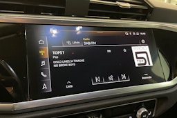 sininen Audi Q3 2023 kuva 17.