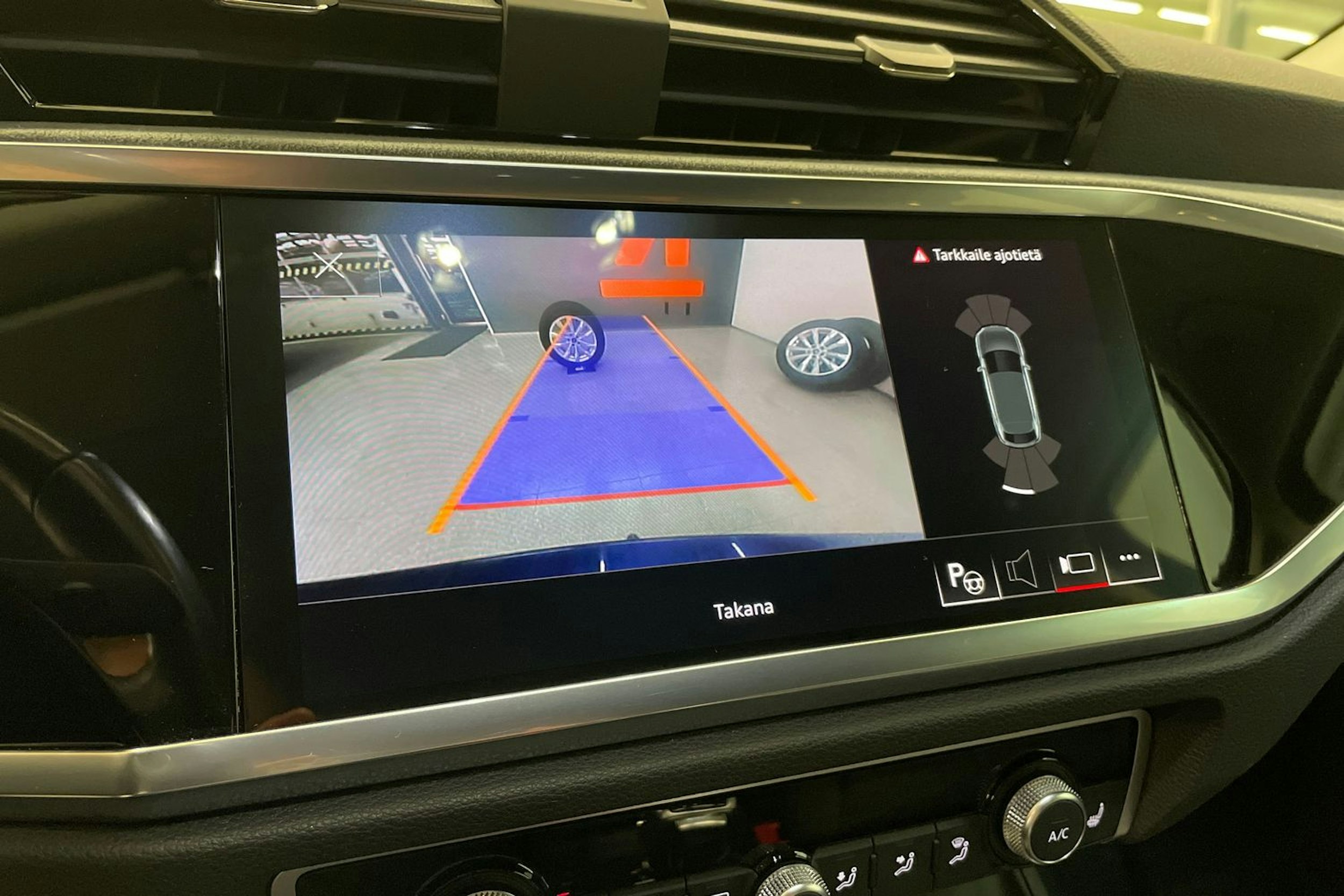 sininen Audi Q3 2023 kuva 18.