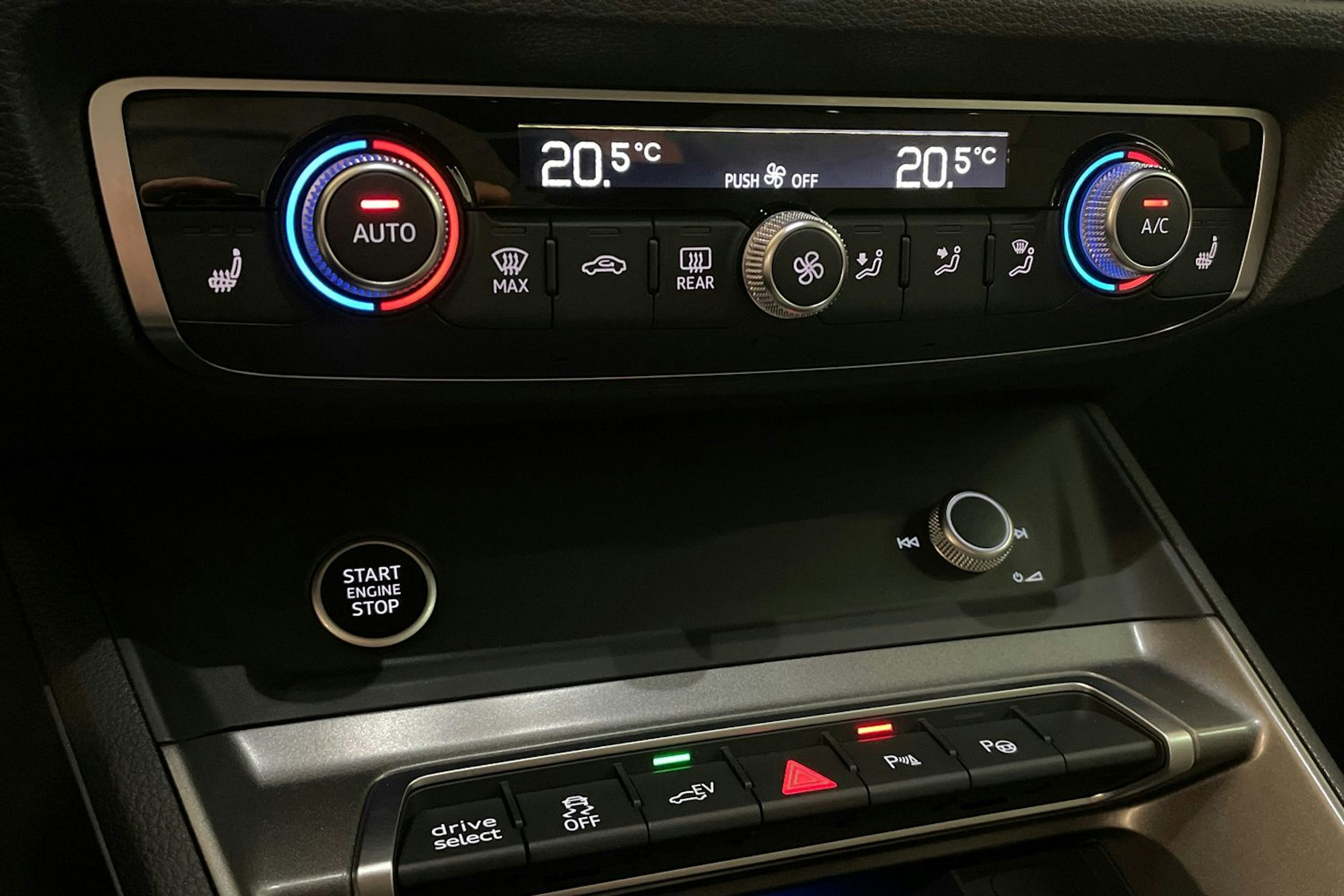 sininen Audi Q3 2023 kuva 19.