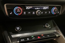 sininen Audi Q3 2023 kuva 19.