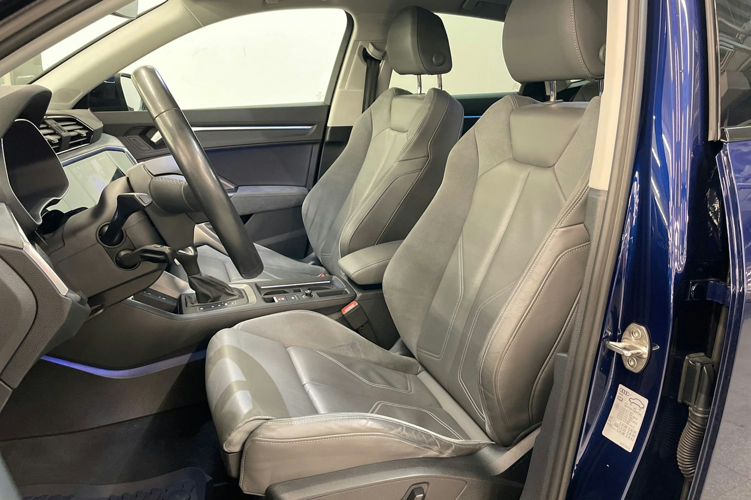sininen Audi Q3 2023 kuva 20.