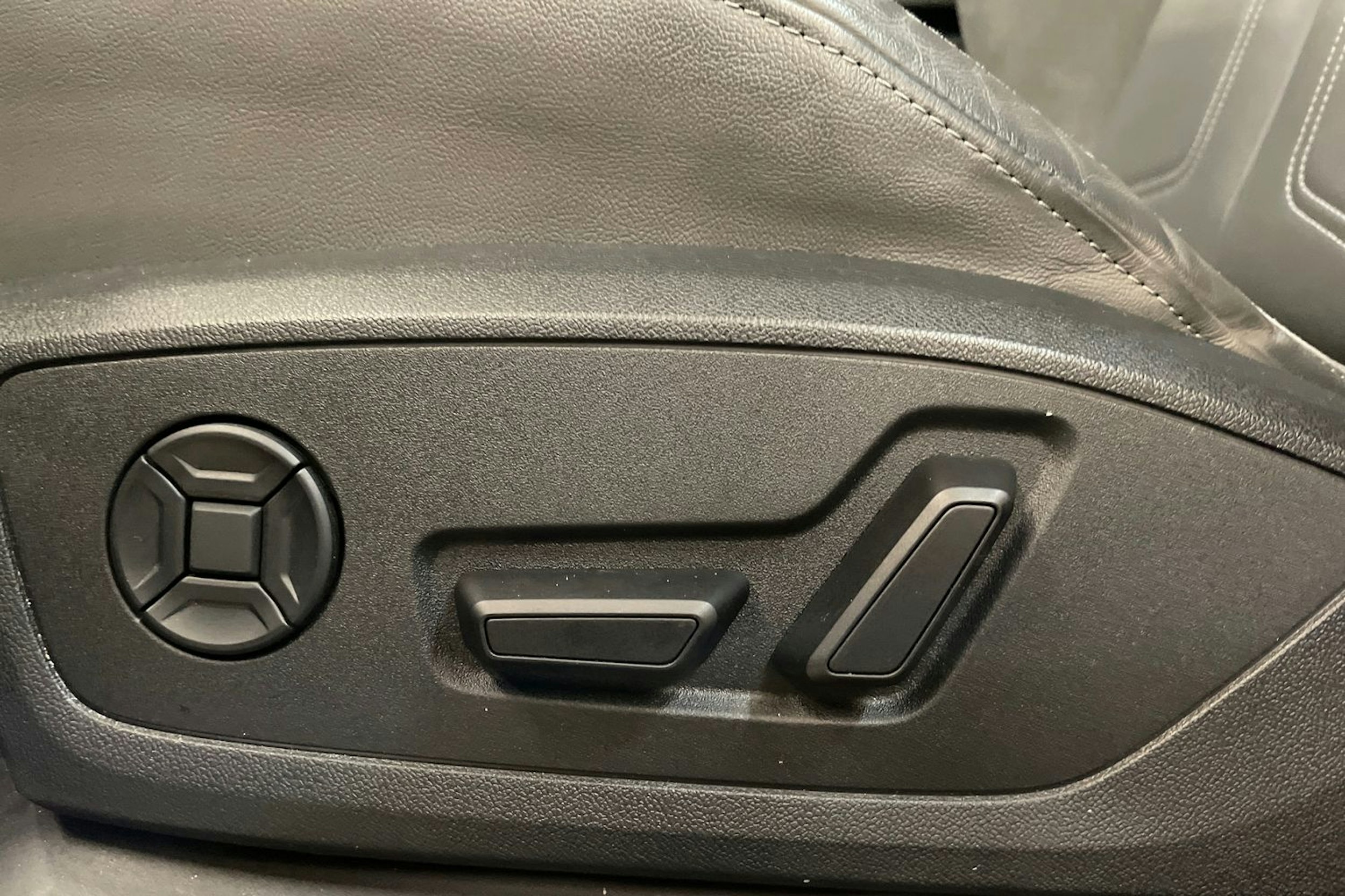 sininen Audi Q3 2023 kuva 21.