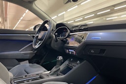 sininen Audi Q3 2023 kuva 22.