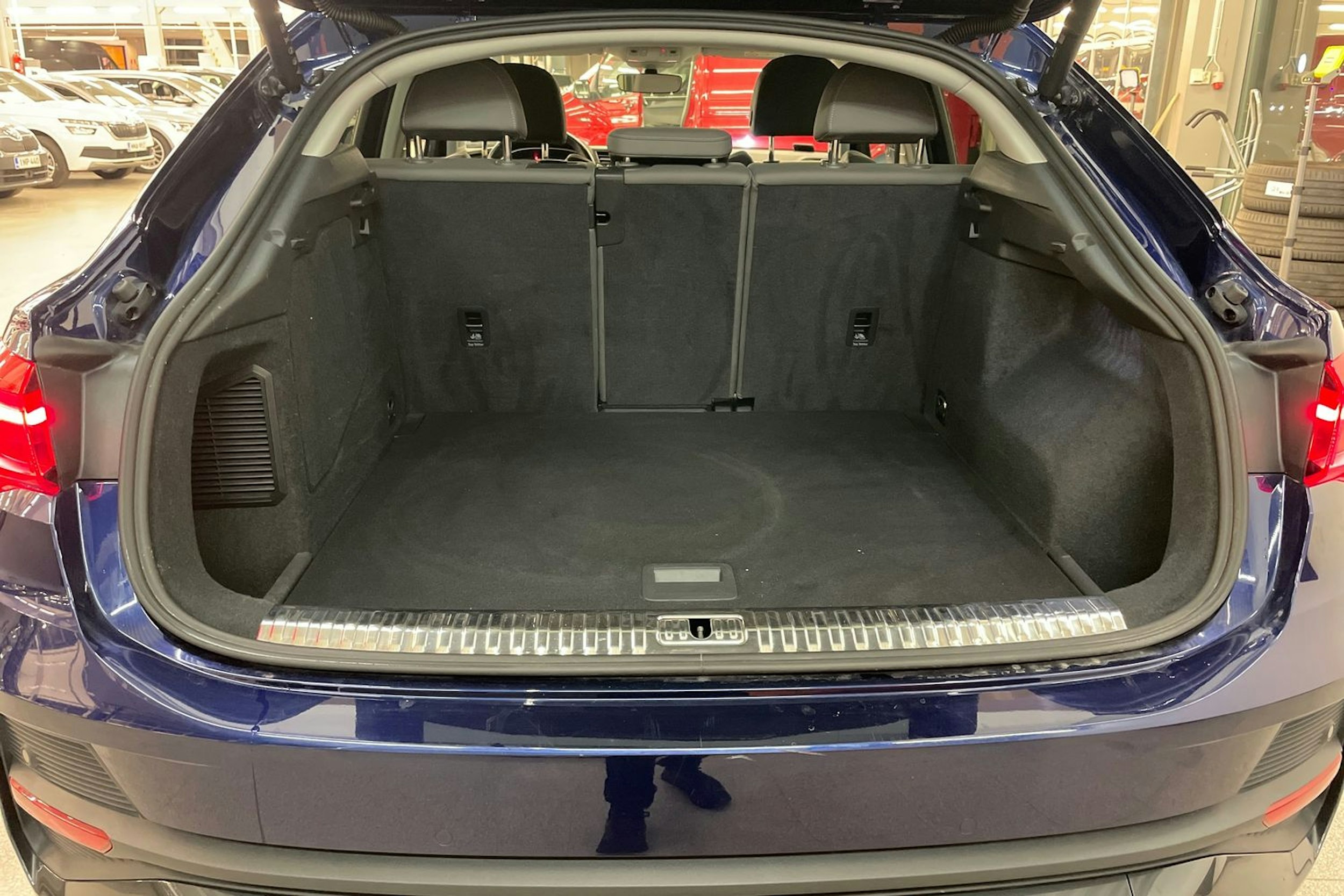 sininen Audi Q3 2023 kuva 23.