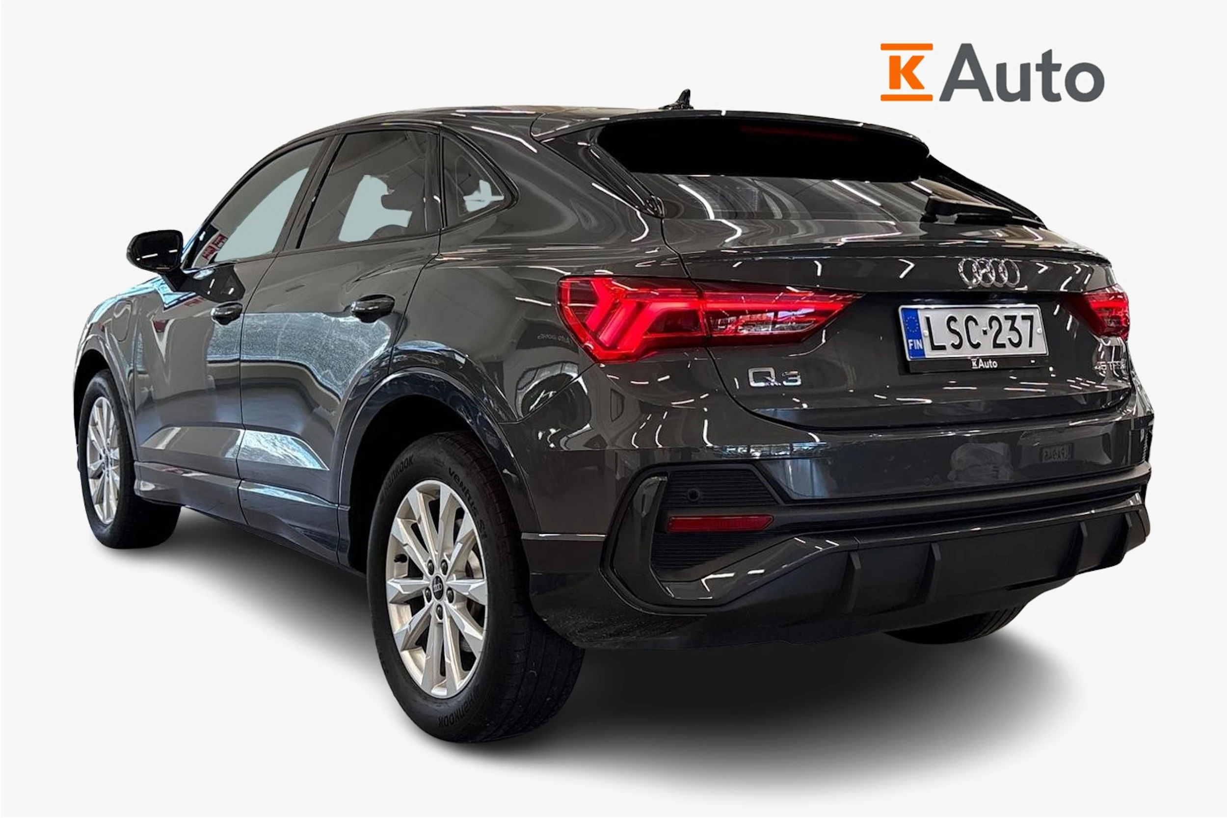 harmaa Audi Q3 2023 kuva 2.