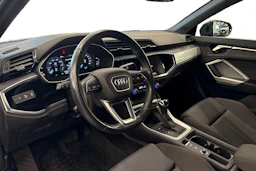 harmaa Audi Q3 2023 kuva 6.