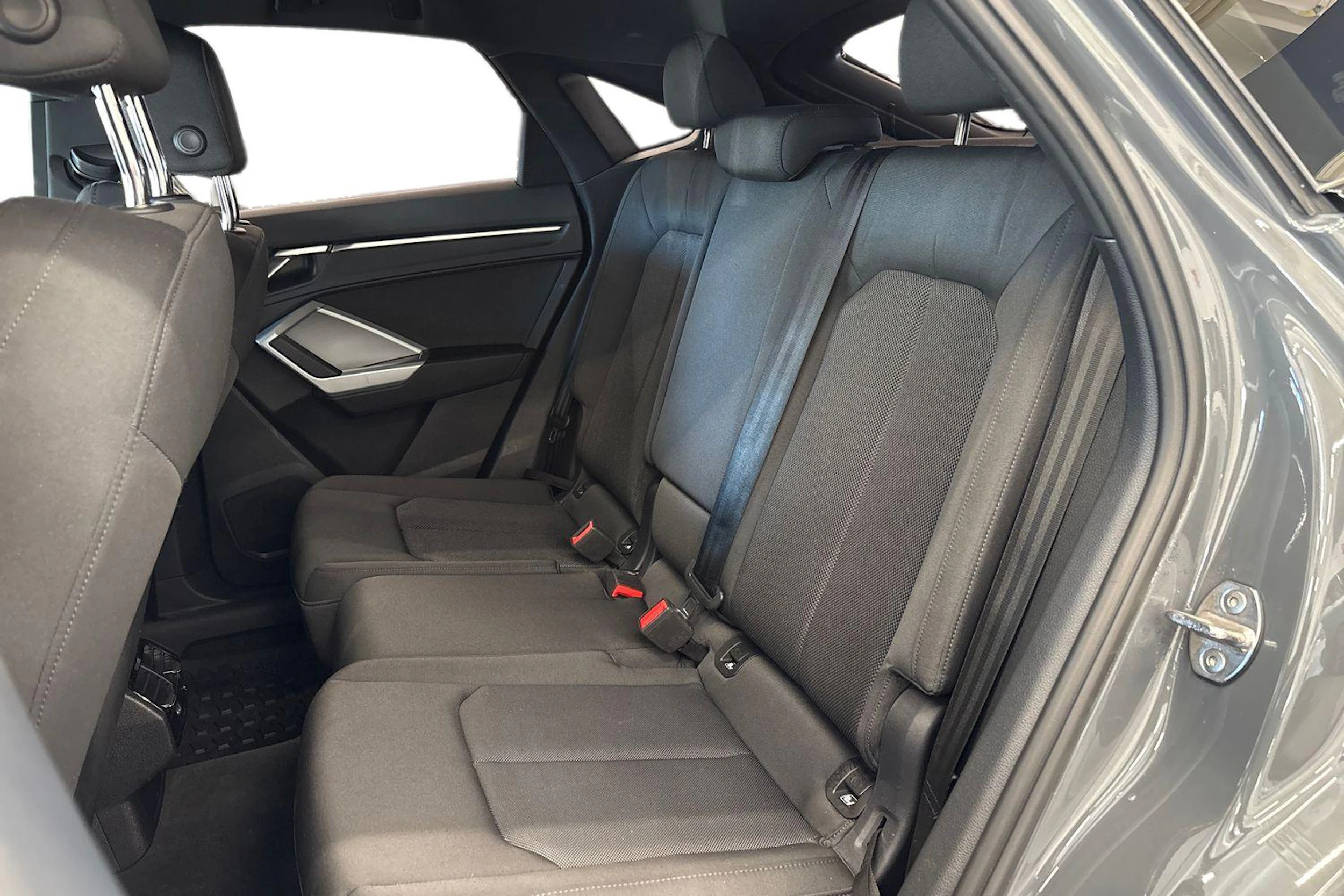 harmaa Audi Q3 2023 kuva 8.
