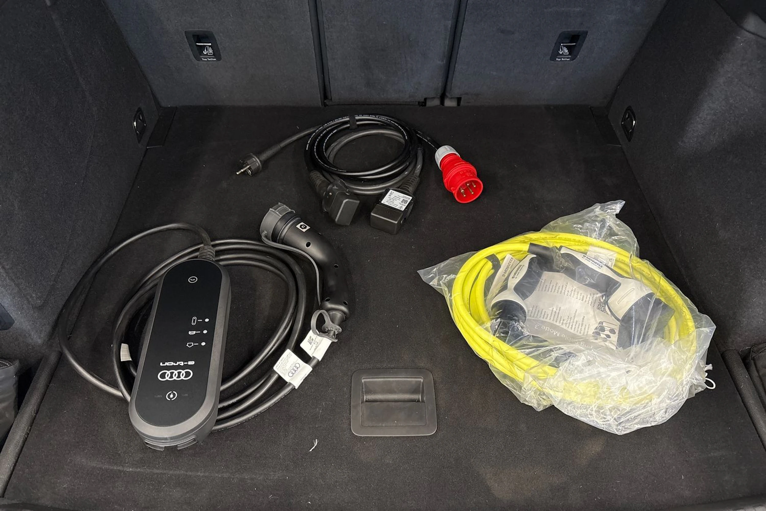 harmaa Audi Q3 2023 kuva 14.