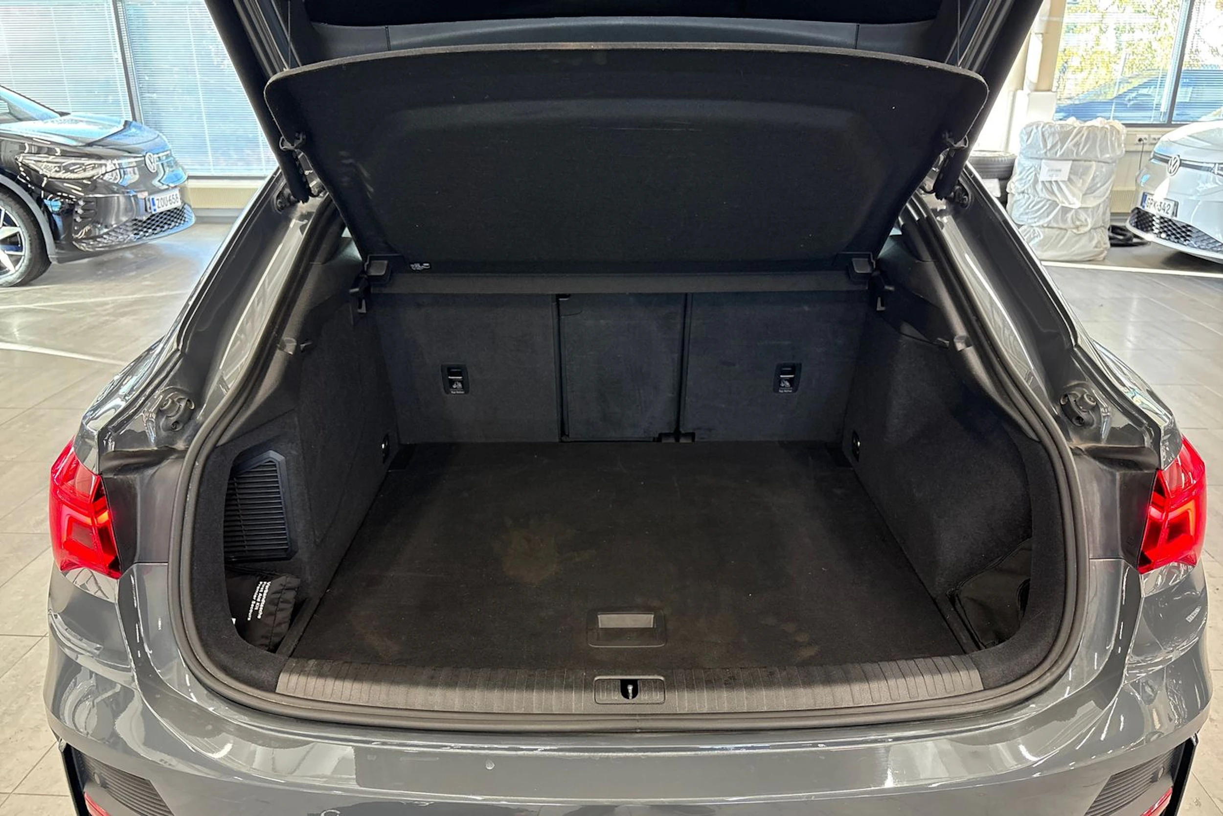 harmaa Audi Q3 2023 kuva 15.