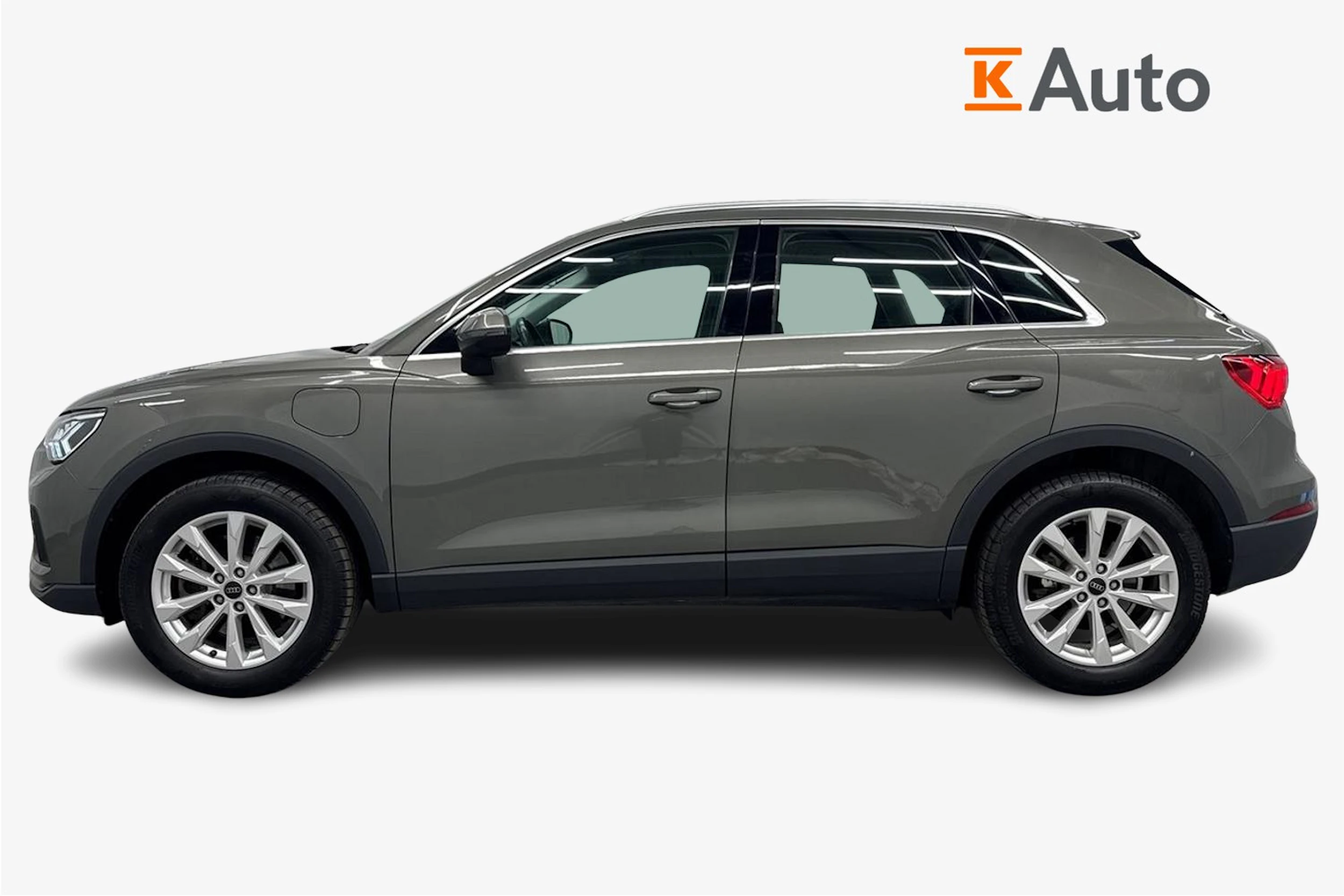 harmaa Audi Q3 2023 kuva 7.