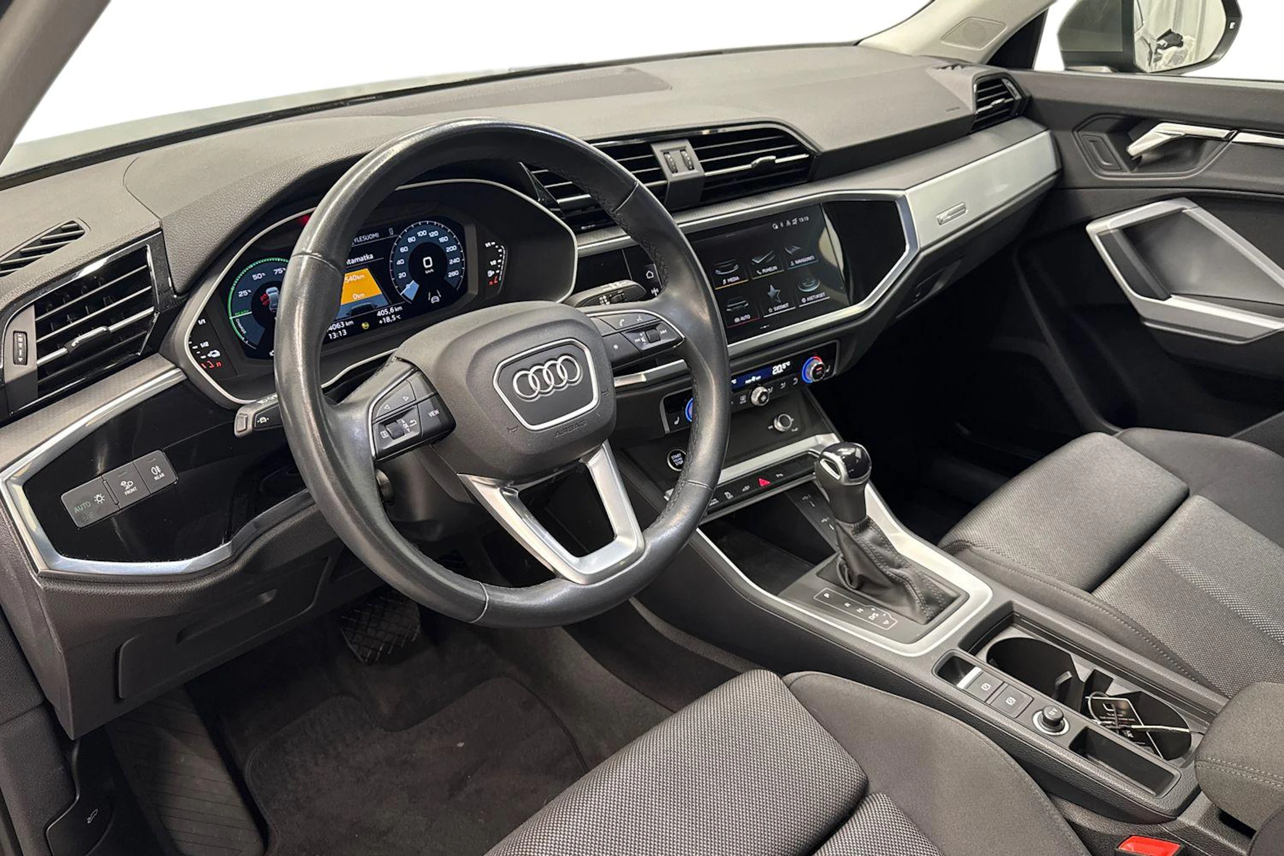 harmaa Audi Q3 2023 kuva 8.