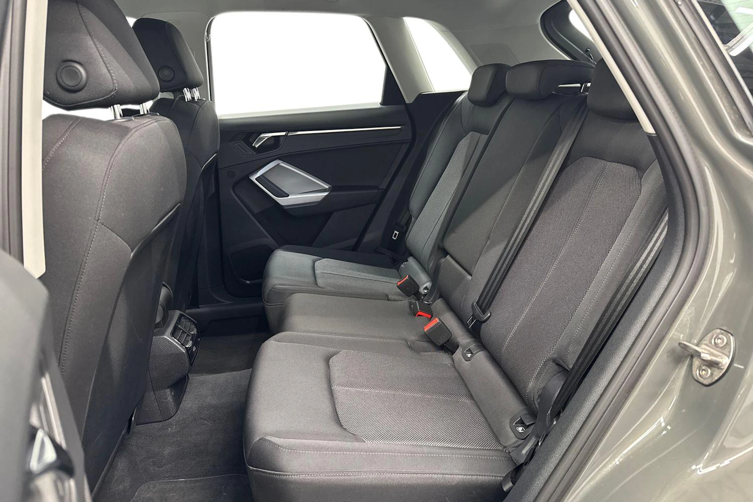 harmaa Audi Q3 2023 kuva 11.