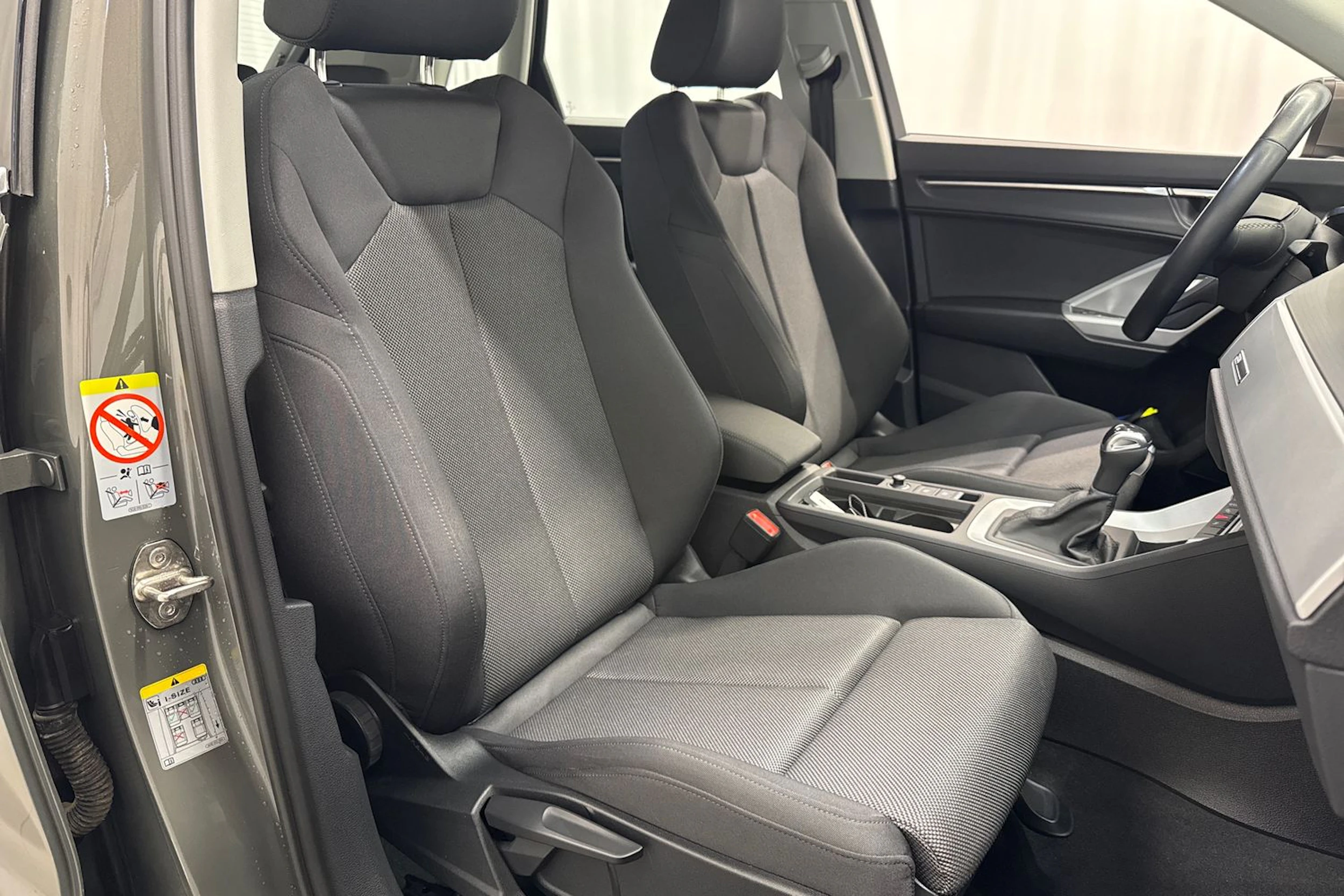 harmaa Audi Q3 2023 kuva 15.