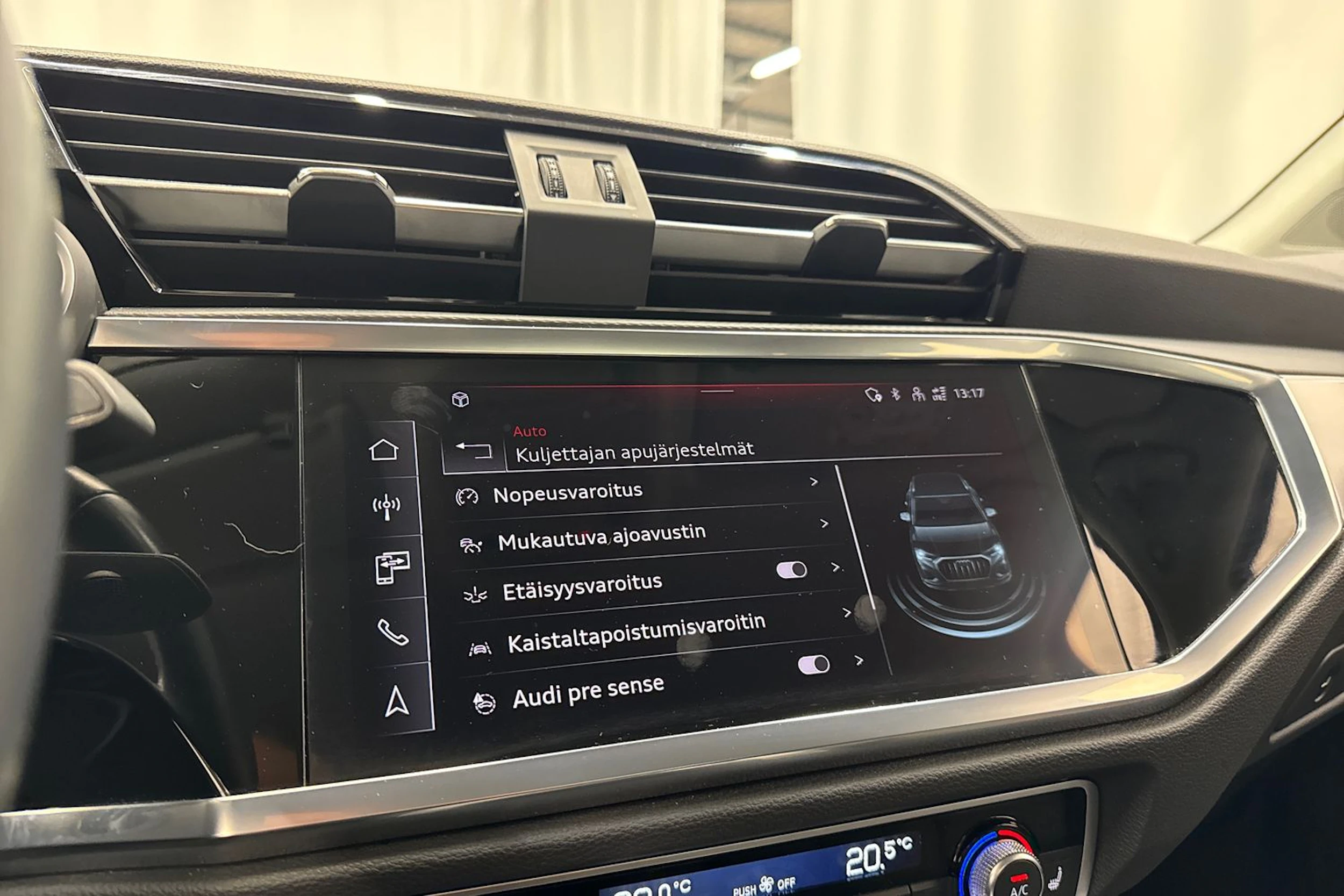harmaa Audi Q3 2023 kuva 23.
