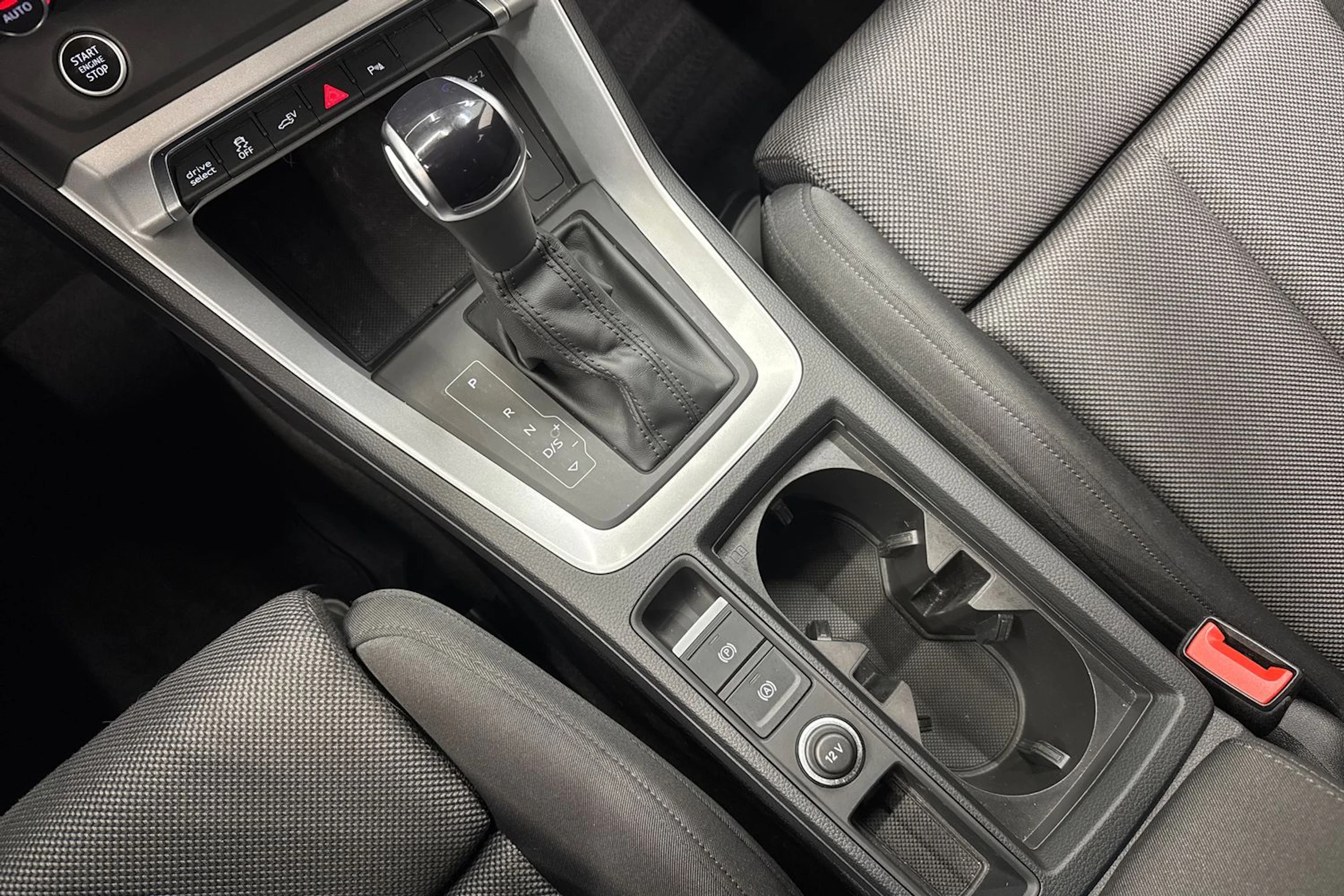 harmaa Audi Q3 2023 kuva 28.