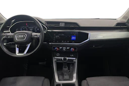 musta Audi Q3 2023 kuva 7.