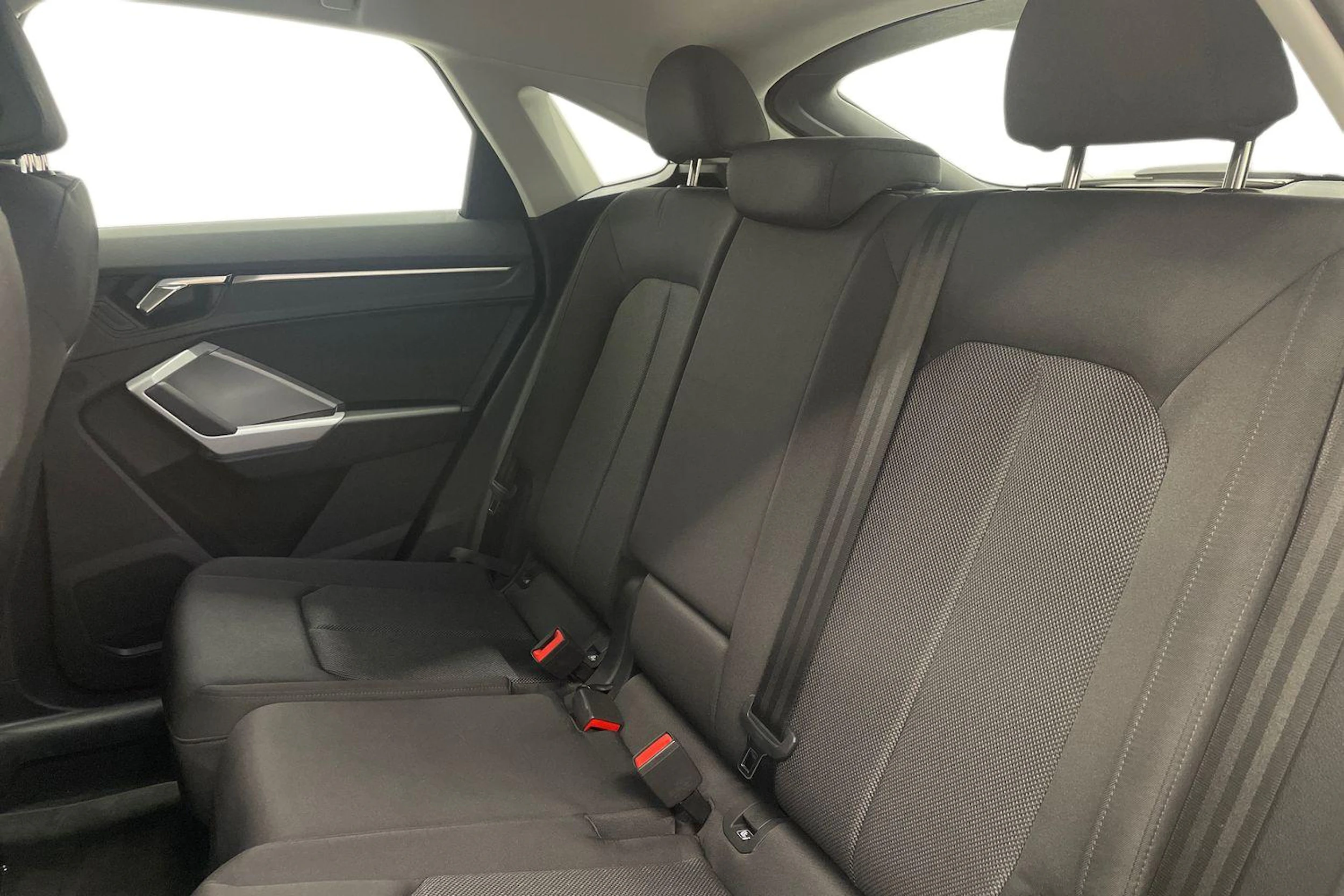 musta Audi Q3 2023 kuva 8.