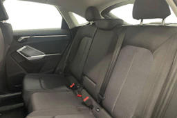 musta Audi Q3 2023 kuva 8.