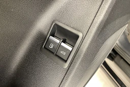 musta Audi Q3 2023 kuva 11.