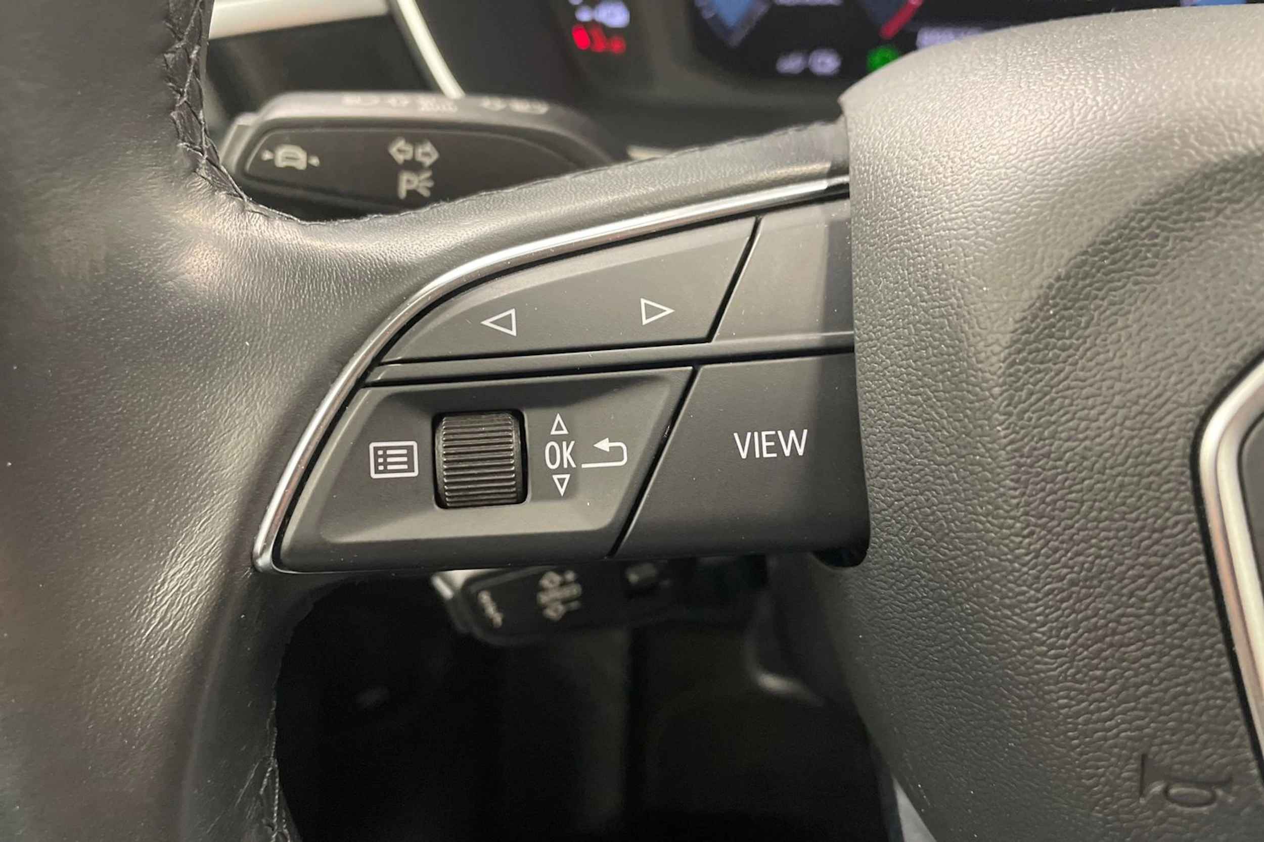 musta Audi Q3 2023 kuva 14.