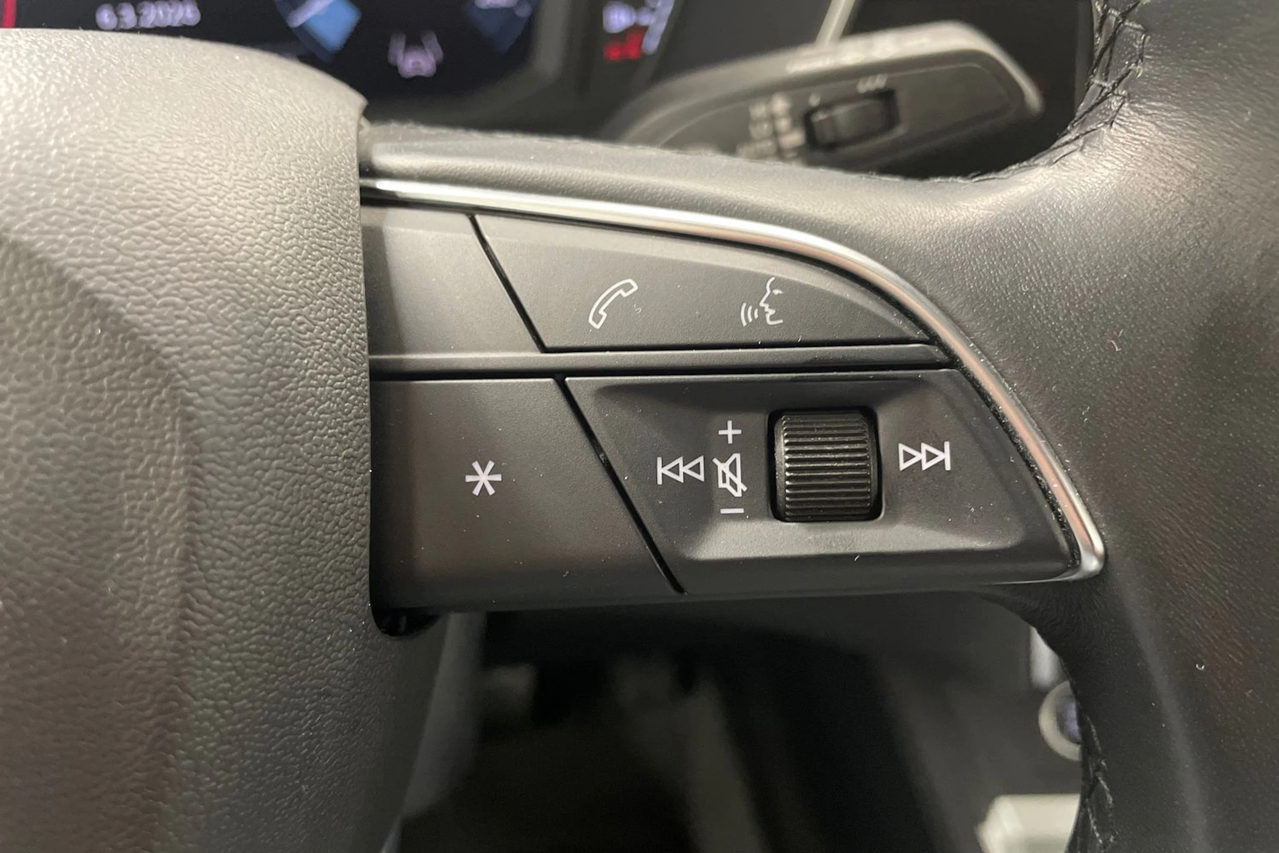 musta Audi Q3 2023 kuva 15.