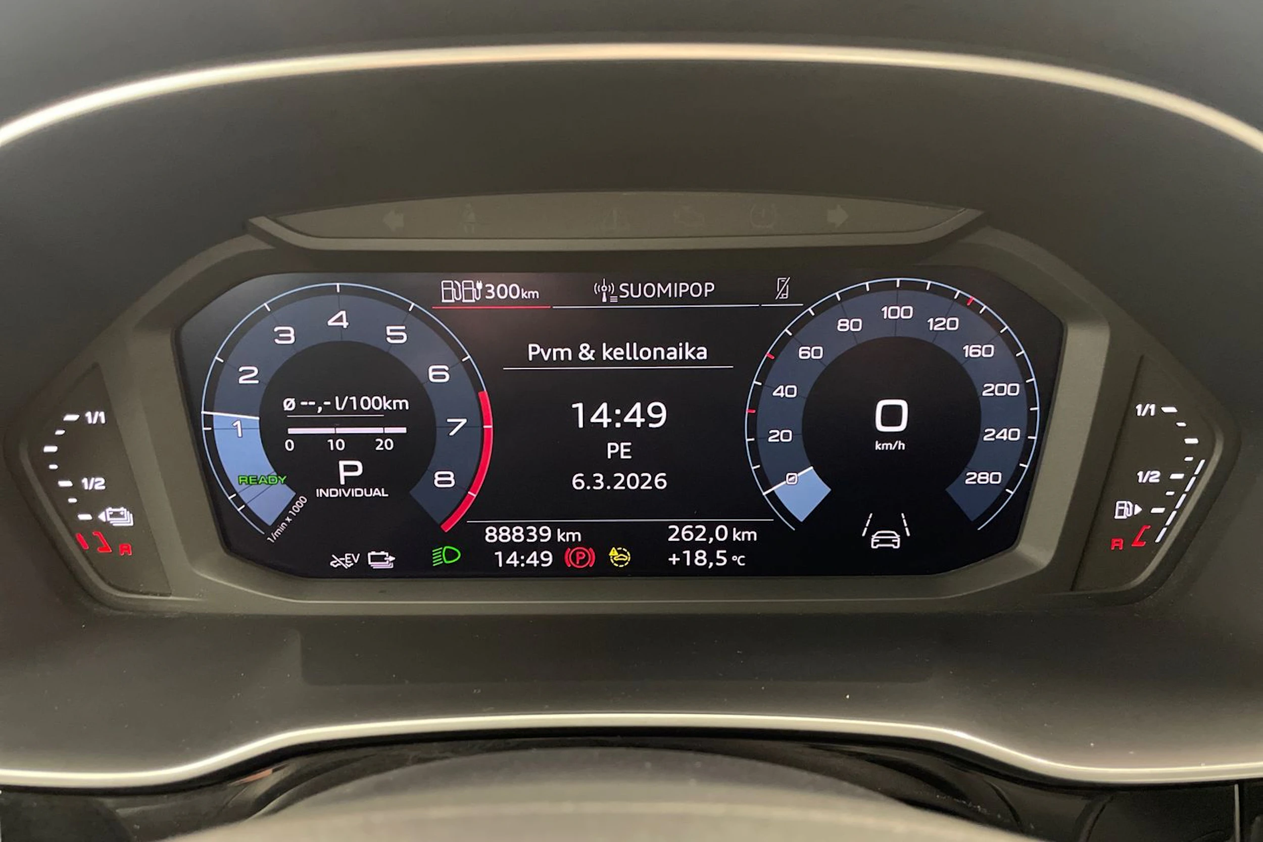 musta Audi Q3 2023 kuva 16.