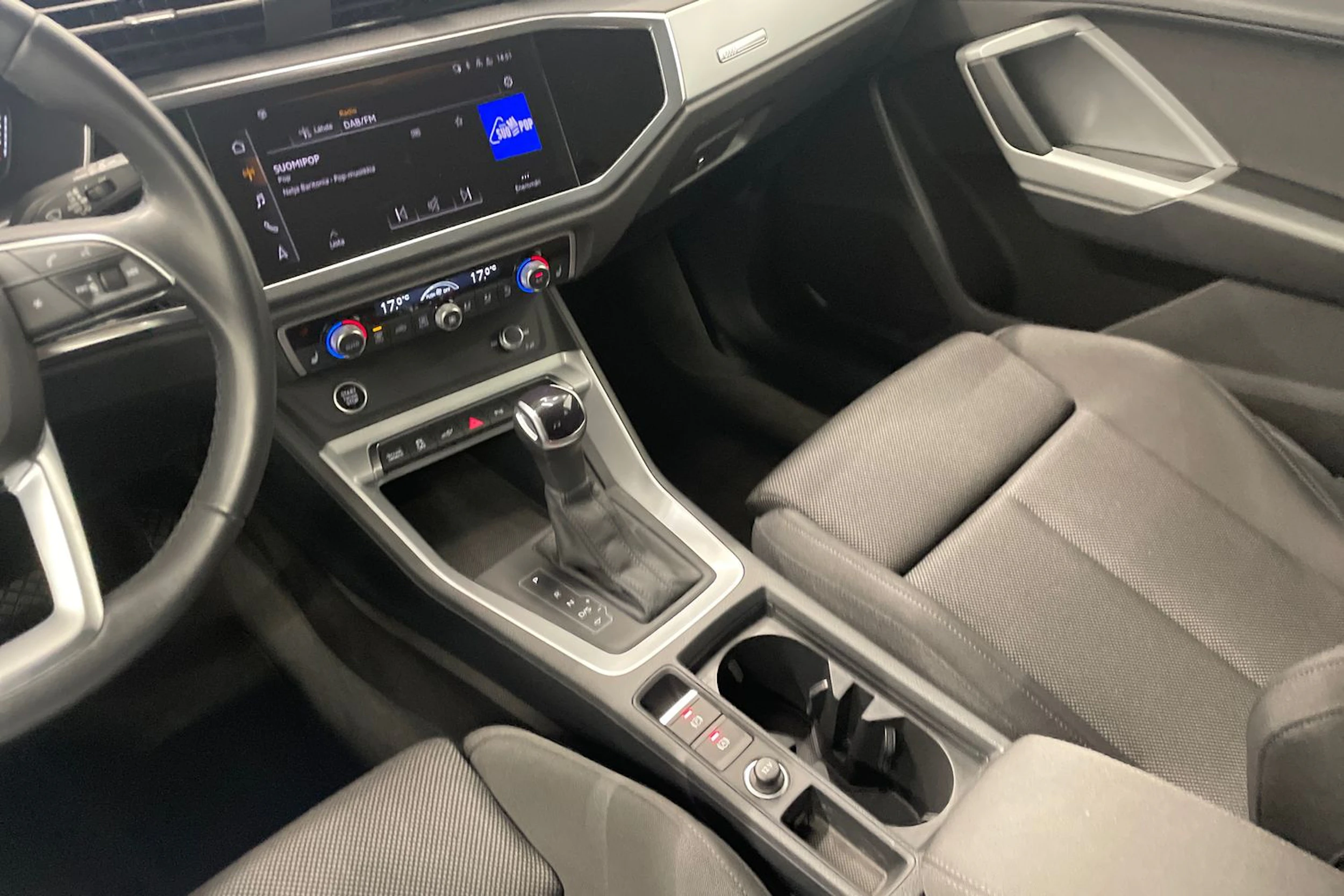 musta Audi Q3 2023 kuva 18.