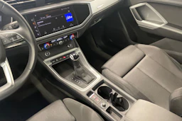 musta Audi Q3 2023 kuva 18.