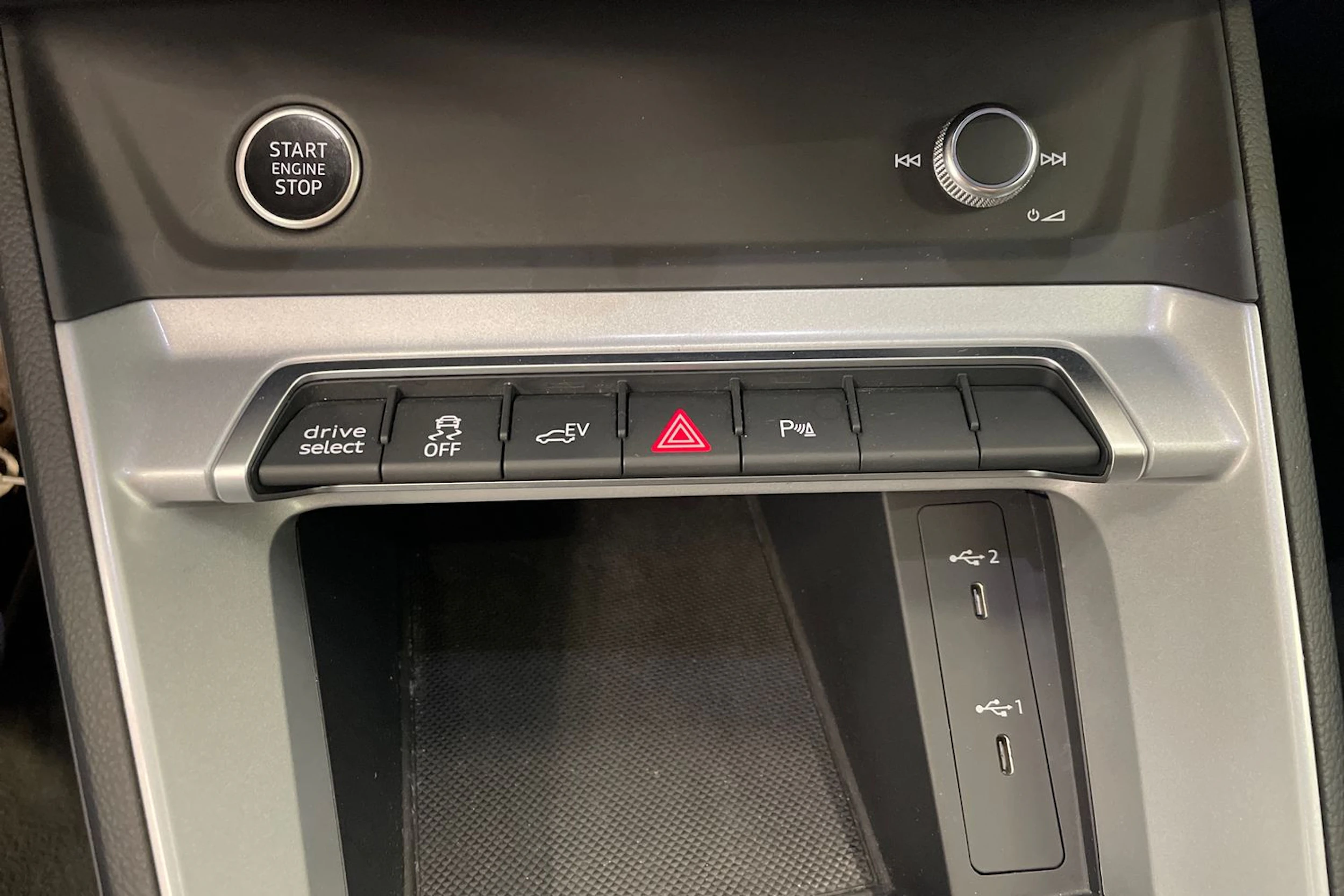 musta Audi Q3 2023 kuva 19.